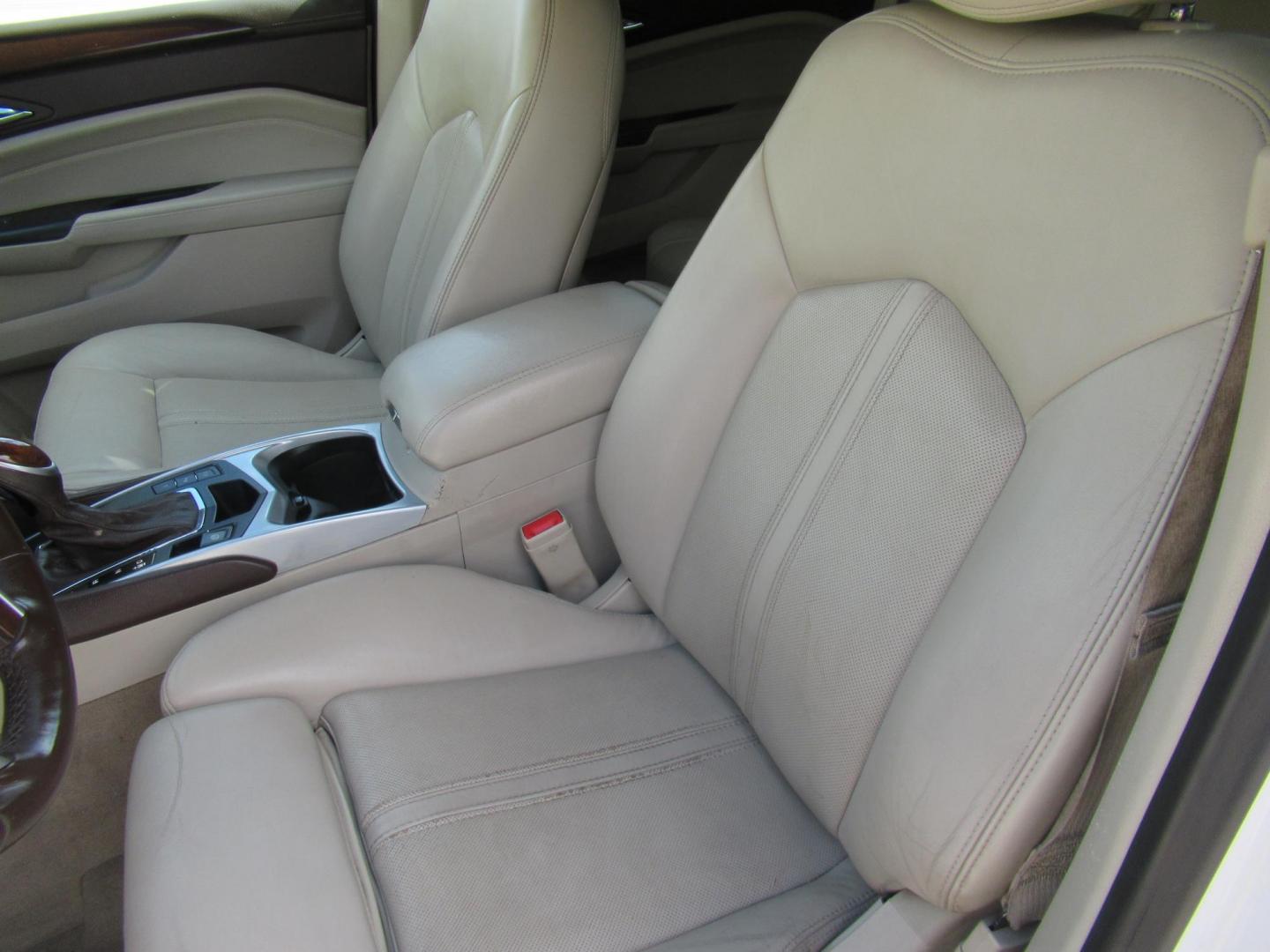 2013 White /Tan Cadillac SRX Base (3GYFNGE37DS) with an 3.6L V6 DOHC 24V FFV engine, Automatic transmission, located at 1511 North Shepherd Dr., Houston, TX, 77008, (281) 657-1221, 29.798361, -95.412560 - 2013 CADILLAC SRX LUXURY COLLECTION VIN: 3GYFNGE37DS645504 3 G Y F N G E 3 7 D S 6 4 5 5 0 4 4 DOOR WAGON/SPORT UTILITY 3.6L V6 F DOHC 24V GASOLINE ALL WHEEL DRIVE - Photo#3