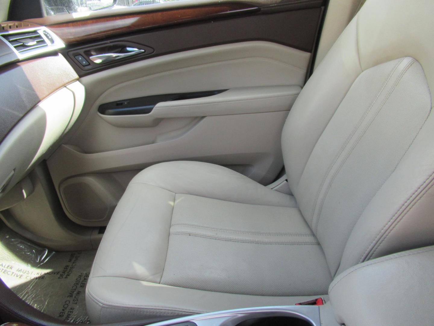 2013 White /Tan Cadillac SRX Base (3GYFNGE37DS) with an 3.6L V6 DOHC 24V FFV engine, Automatic transmission, located at 1511 North Shepherd Dr., Houston, TX, 77008, (281) 657-1221, 29.798361, -95.412560 - 2013 CADILLAC SRX LUXURY COLLECTION VIN: 3GYFNGE37DS645504 3 G Y F N G E 3 7 D S 6 4 5 5 0 4 4 DOOR WAGON/SPORT UTILITY 3.6L V6 F DOHC 24V GASOLINE ALL WHEEL DRIVE - Photo#8