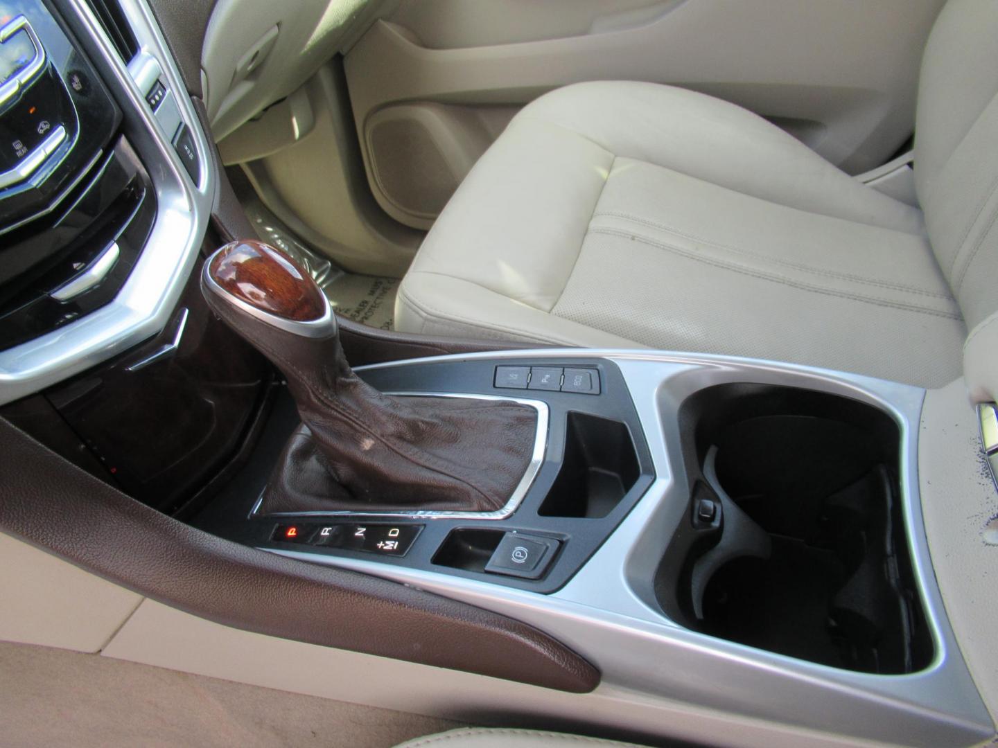 2013 White /Tan Cadillac SRX Base (3GYFNGE37DS) with an 3.6L V6 DOHC 24V FFV engine, Automatic transmission, located at 1511 North Shepherd Dr., Houston, TX, 77008, (281) 657-1221, 29.798361, -95.412560 - 2013 CADILLAC SRX LUXURY COLLECTION VIN: 3GYFNGE37DS645504 3 G Y F N G E 3 7 D S 6 4 5 5 0 4 4 DOOR WAGON/SPORT UTILITY 3.6L V6 F DOHC 24V GASOLINE ALL WHEEL DRIVE - Photo#9