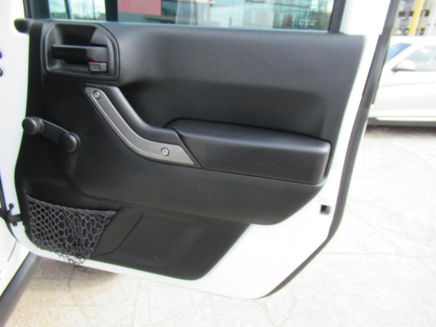 2017 White /Black Jeep Wrangler Unlimited Sport 4WD (1C4BJWDG4HL) with an 3.6L V6 DOHC 24V FFV engine, Manual transmission, located at 1511 North Shepherd Dr., Houston, TX, 77008, (281) 657-1221, 29.798361, -95.412560 - 2017 JEEP WRANGLER UNLIMITED SPORT VIN: 1C4BJWDG4HL597308 1 C 4 B J W D G 4 H L 5 9 7 3 0 8 4 DOOR WAGON/SPORT UTILITY 3.6L V6 F DOHC 24V GASOLINE REAR WHEEL DRIVE W/ 4X4 - Photo#20