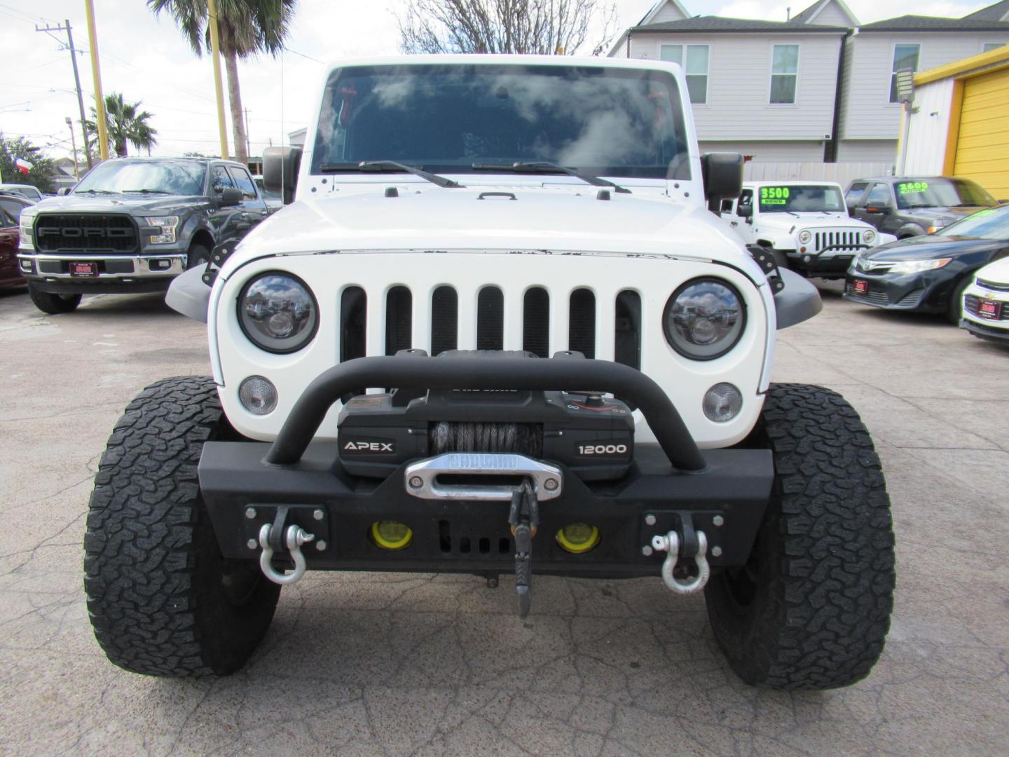 2017 White /Black Jeep Wrangler Unlimited Sport 4WD (1C4BJWDG4HL) with an 3.6L V6 DOHC 24V FFV engine, Manual transmission, located at 1511 North Shepherd Dr., Houston, TX, 77008, (281) 657-1221, 29.798361, -95.412560 - 2017 JEEP WRANGLER UNLIMITED SPORT VIN: 1C4BJWDG4HL597308 1 C 4 B J W D G 4 H L 5 9 7 3 0 8 4 DOOR WAGON/SPORT UTILITY 3.6L V6 F DOHC 24V GASOLINE REAR WHEEL DRIVE W/ 4X4 - Photo#6