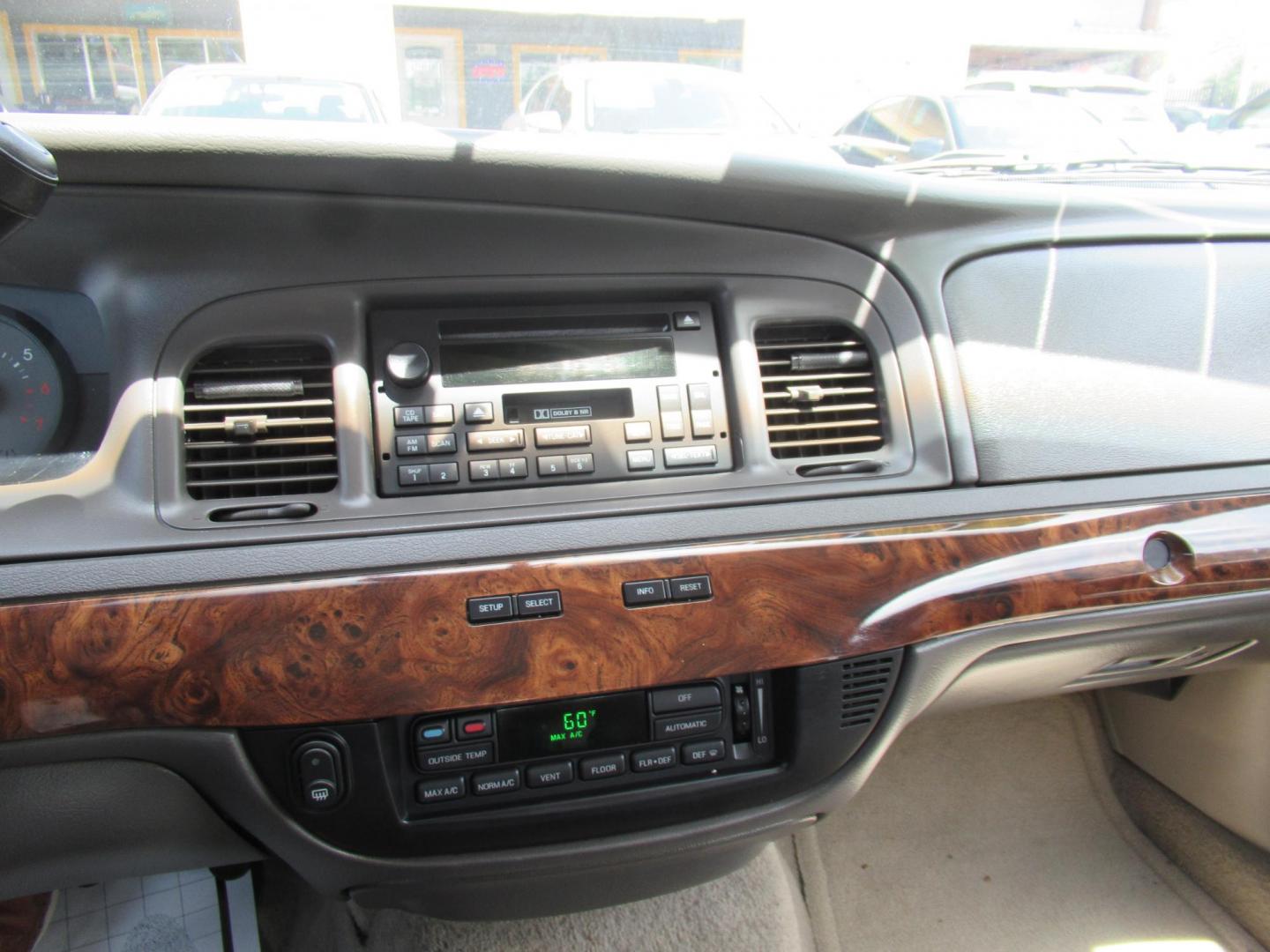 2010 Silver /Tan Mercury Grand Marquis LS (2MEBM7FV9AX) with an 4.6L V8 OHC 16V FFV engine, Automatic transmission, located at 1511 North Shepherd Dr., Houston, TX, 77008, (281) 657-1221, 29.798361, -95.412560 - 2010 MERCURY GRAND MARQUIS LS VIN: 2MEBM7FV9AX612384 2 M E B M 7 F V 9 A X 6 1 2 3 8 4 SEDAN 4 DR 4.6L V8 F SOHC 16V FLEX FUEL REAR WHEEL DRIVE - Photo#1