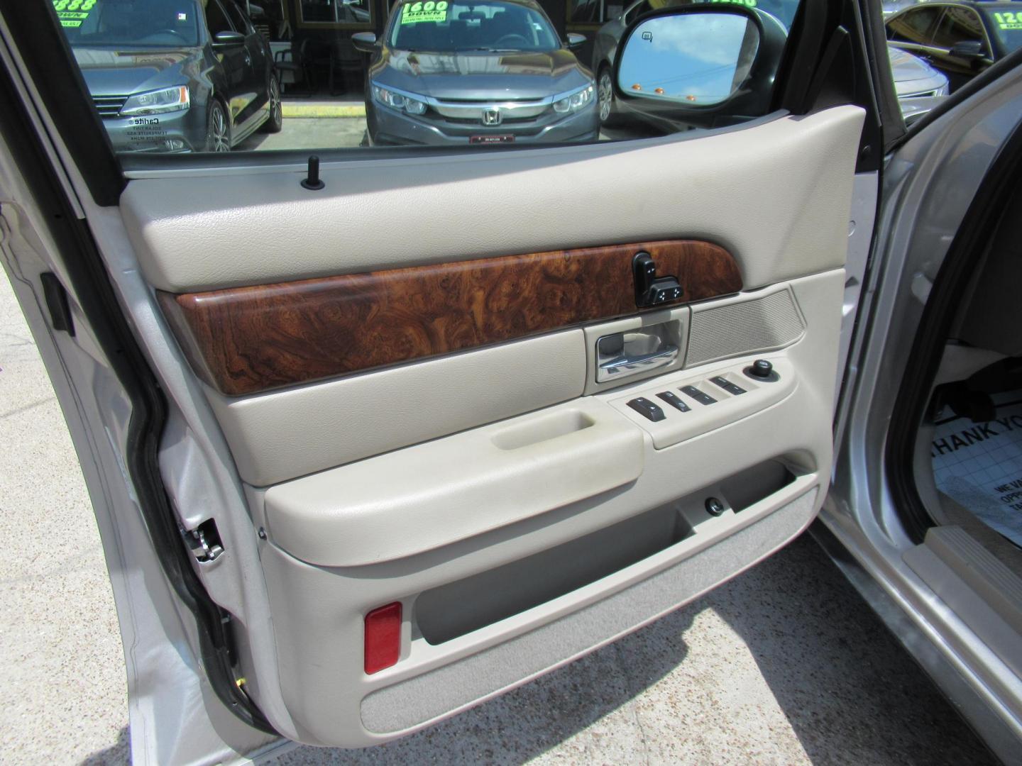2010 Silver /Tan Mercury Grand Marquis LS (2MEBM7FV9AX) with an 4.6L V8 OHC 16V FFV engine, Automatic transmission, located at 1511 North Shepherd Dr., Houston, TX, 77008, (281) 657-1221, 29.798361, -95.412560 - 2010 MERCURY GRAND MARQUIS LS VIN: 2MEBM7FV9AX612384 2 M E B M 7 F V 9 A X 6 1 2 3 8 4 SEDAN 4 DR 4.6L V8 F SOHC 16V FLEX FUEL REAR WHEEL DRIVE - Photo#5