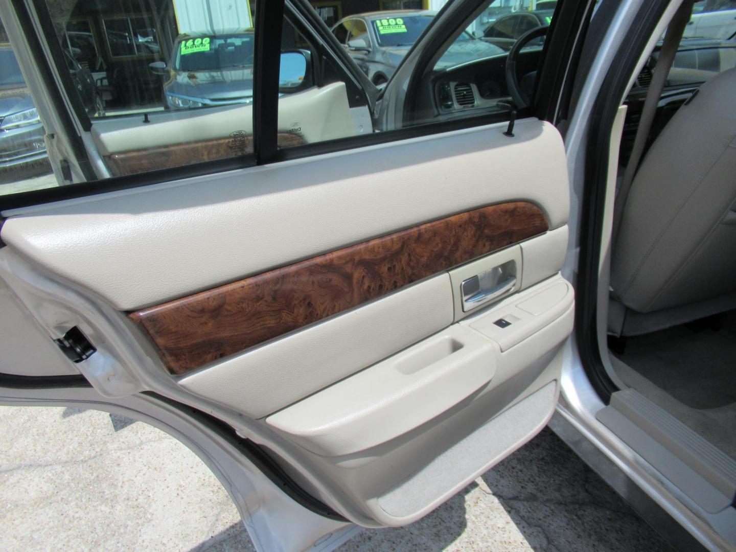 2010 Silver /Tan Mercury Grand Marquis LS (2MEBM7FV9AX) with an 4.6L V8 OHC 16V FFV engine, Automatic transmission, located at 1511 North Shepherd Dr., Houston, TX, 77008, (281) 657-1221, 29.798361, -95.412560 - 2010 MERCURY GRAND MARQUIS LS VIN: 2MEBM7FV9AX612384 2 M E B M 7 F V 9 A X 6 1 2 3 8 4 SEDAN 4 DR 4.6L V8 F SOHC 16V FLEX FUEL REAR WHEEL DRIVE - Photo#7