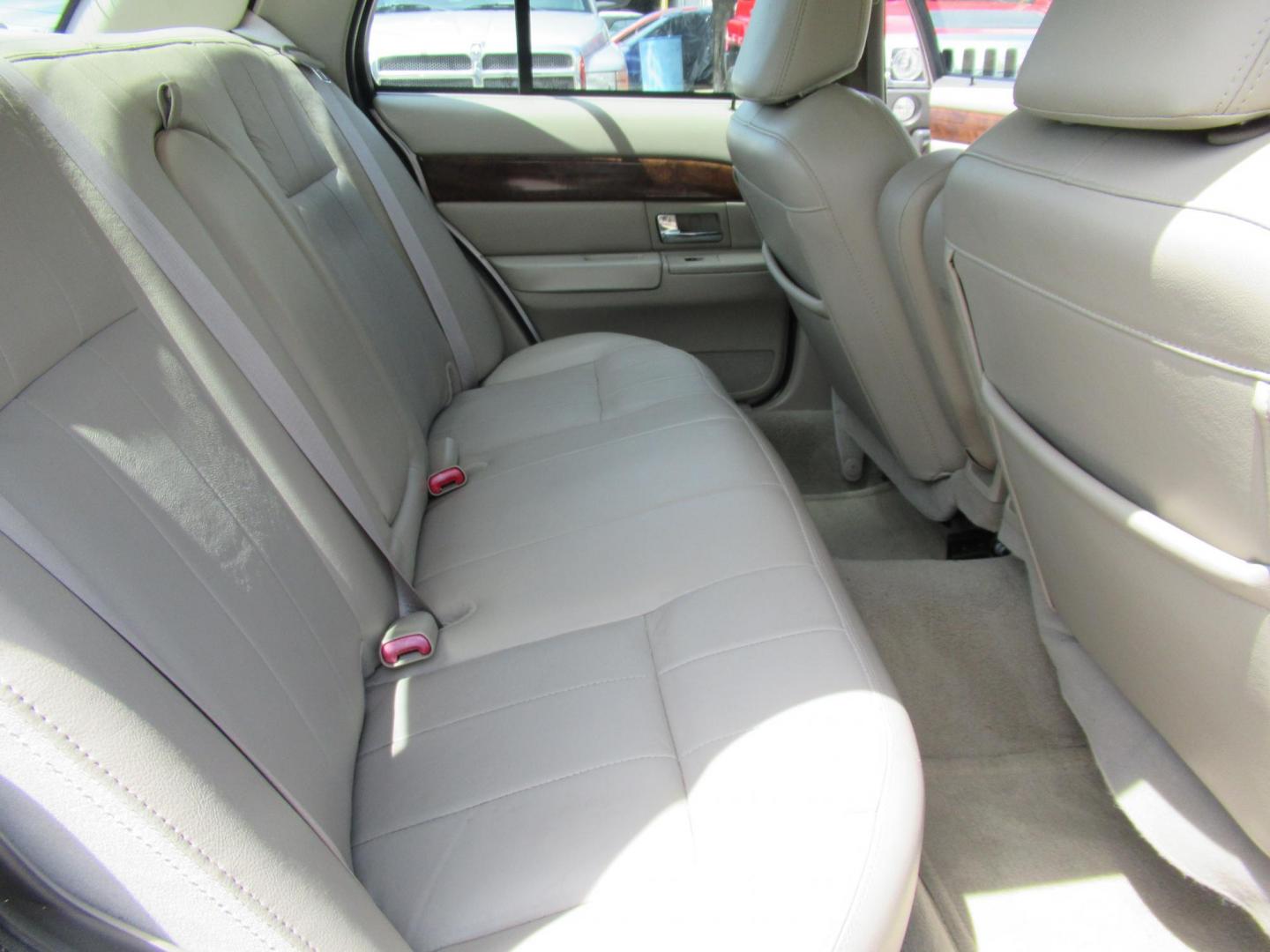2010 Silver /Tan Mercury Grand Marquis LS (2MEBM7FV9AX) with an 4.6L V8 OHC 16V FFV engine, Automatic transmission, located at 1511 North Shepherd Dr., Houston, TX, 77008, (281) 657-1221, 29.798361, -95.412560 - 2010 MERCURY GRAND MARQUIS LS VIN: 2MEBM7FV9AX612384 2 M E B M 7 F V 9 A X 6 1 2 3 8 4 SEDAN 4 DR 4.6L V8 F SOHC 16V FLEX FUEL REAR WHEEL DRIVE - Photo#8