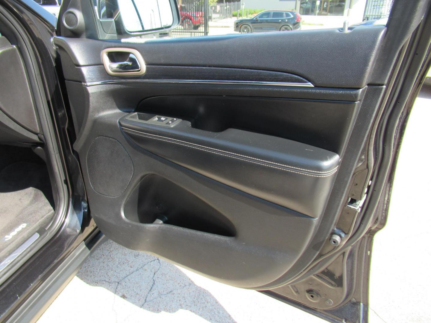 2014 Black /Black Jeep Grand Cherokee Limited 4WD (1C4RJFBG3EC) with an 3.6L V6 DOHC 24V engine, Automatic transmission, located at 1511 North Shepherd Dr., Houston, TX, 77008, (281) 657-1221, 29.798361, -95.412560 - 2014 JEEP GRAND CHEROKEE LIMITED VIN: 1C4RJFBG3EC152796 1 C 4 R J F B G 3 E C 1 5 2 7 9 6 4 DOOR WAGON/SPORT UTILITY 3.6L V6 F DOHC 24V GASOLINE REAR WHEEL DRIVE W/ 4X4 - Photo#19