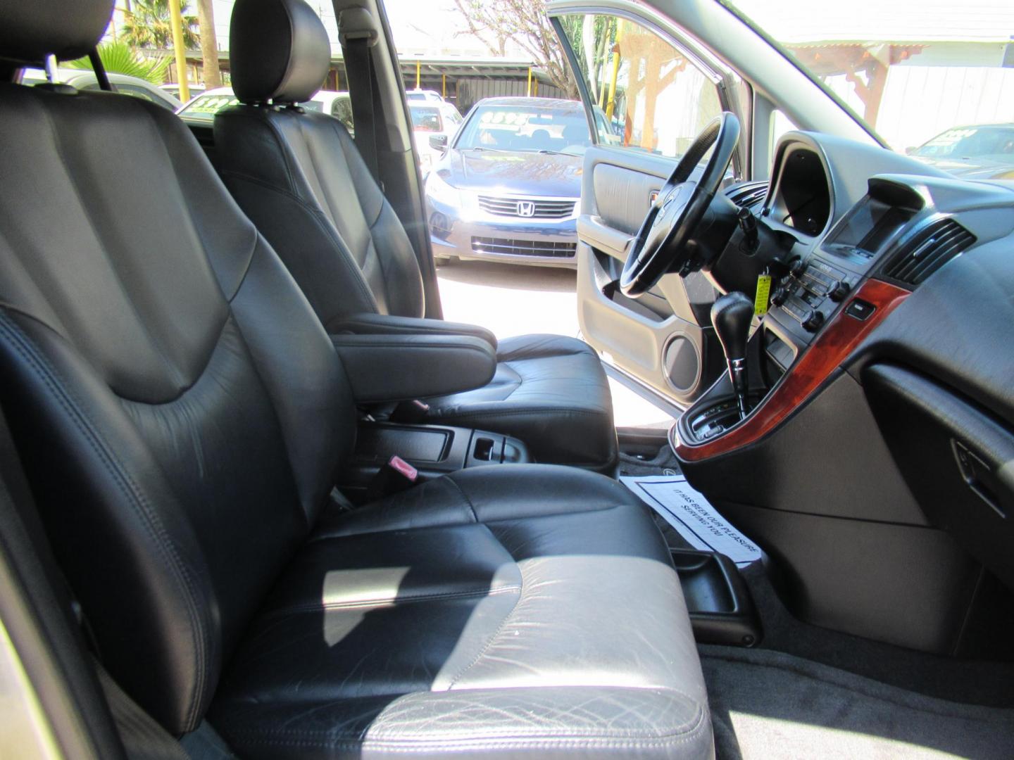 2001 /Silver Lexus RX 300 2WD (JTJGF10U110) with an 3.0L V6 DOHC 24V engine, 4-Speed Automatic Overdrive transmission, located at 1511 North Shepherd Dr., Houston, TX, 77008, (281) 657-1221, 29.798361, -95.412560 - Photo#13
