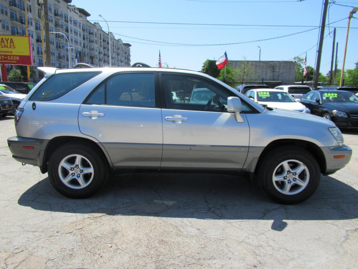 2001 /Silver Lexus RX 300 2WD (JTJGF10U110) with an 3.0L V6 DOHC 24V engine, 4-Speed Automatic Overdrive transmission, located at 1511 North Shepherd Dr., Houston, TX, 77008, (281) 657-1221, 29.798361, -95.412560 - Photo#15