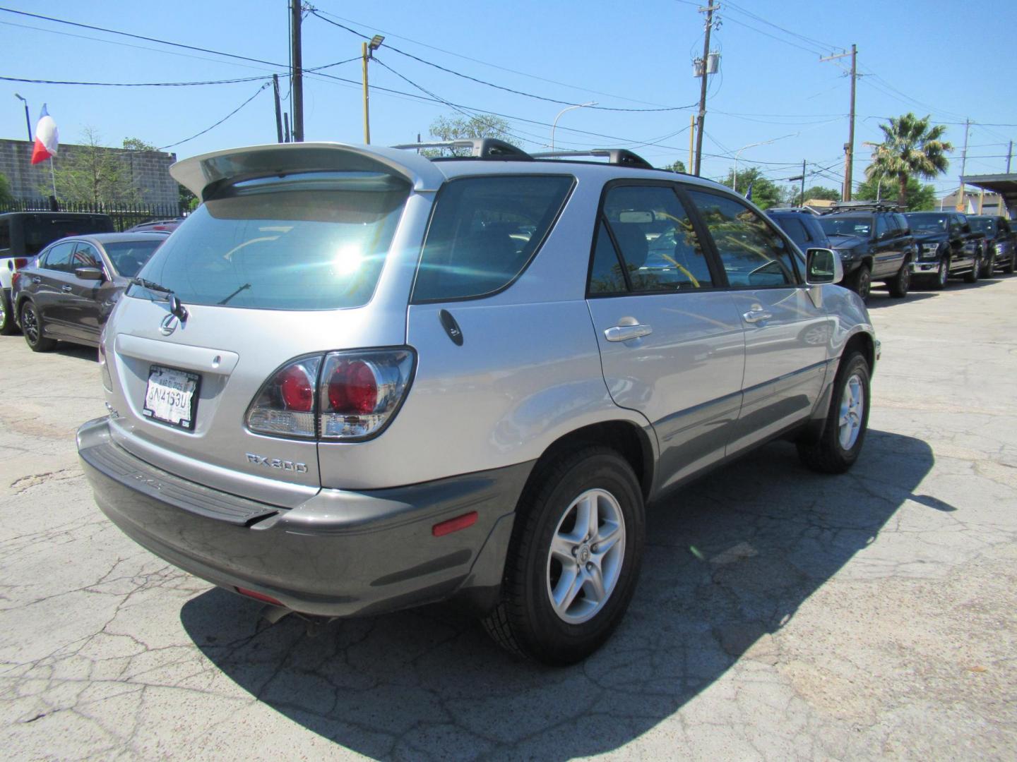 2001 /Silver Lexus RX 300 2WD (JTJGF10U110) with an 3.0L V6 DOHC 24V engine, 4-Speed Automatic Overdrive transmission, located at 1511 North Shepherd Dr., Houston, TX, 77008, (281) 657-1221, 29.798361, -95.412560 - Photo#16