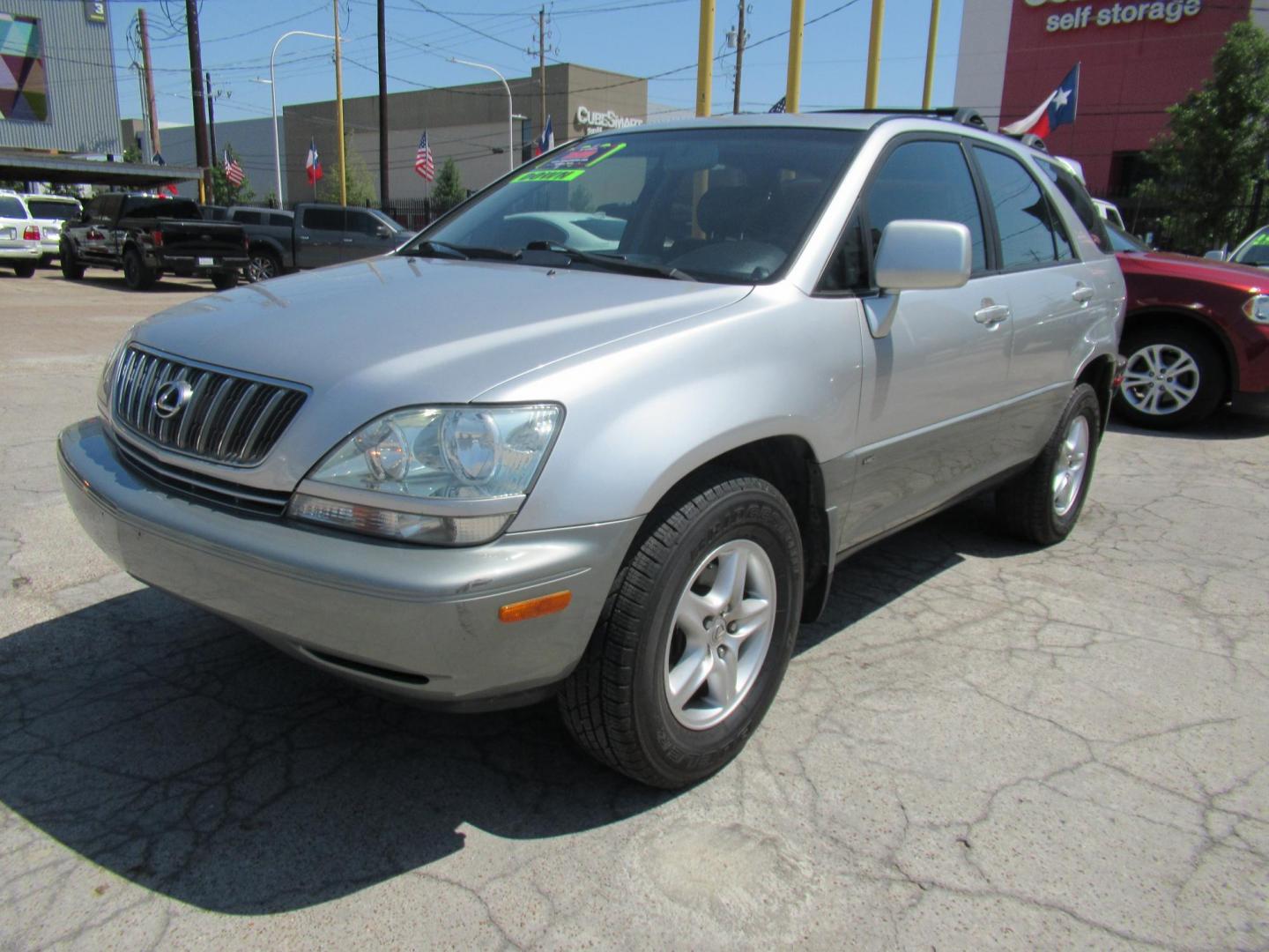 2001 /Silver Lexus RX 300 2WD (JTJGF10U110) with an 3.0L V6 DOHC 24V engine, 4-Speed Automatic Overdrive transmission, located at 1511 North Shepherd Dr., Houston, TX, 77008, (281) 657-1221, 29.798361, -95.412560 - Photo#17