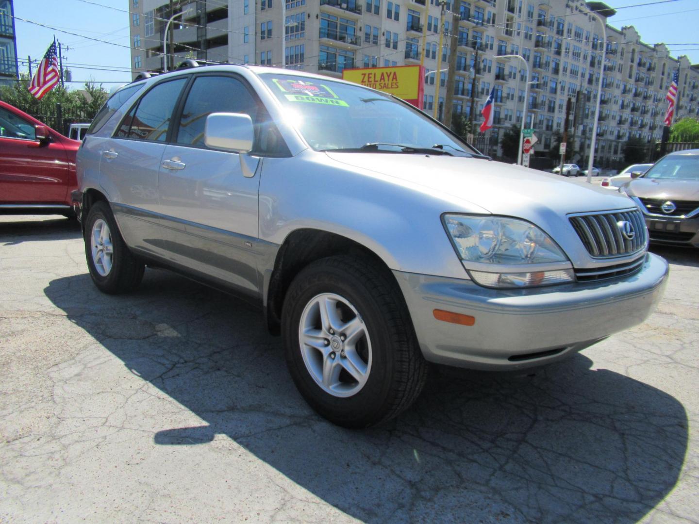 2001 /Silver Lexus RX 300 2WD (JTJGF10U110) with an 3.0L V6 DOHC 24V engine, 4-Speed Automatic Overdrive transmission, located at 1511 North Shepherd Dr., Houston, TX, 77008, (281) 657-1221, 29.798361, -95.412560 - Photo#19