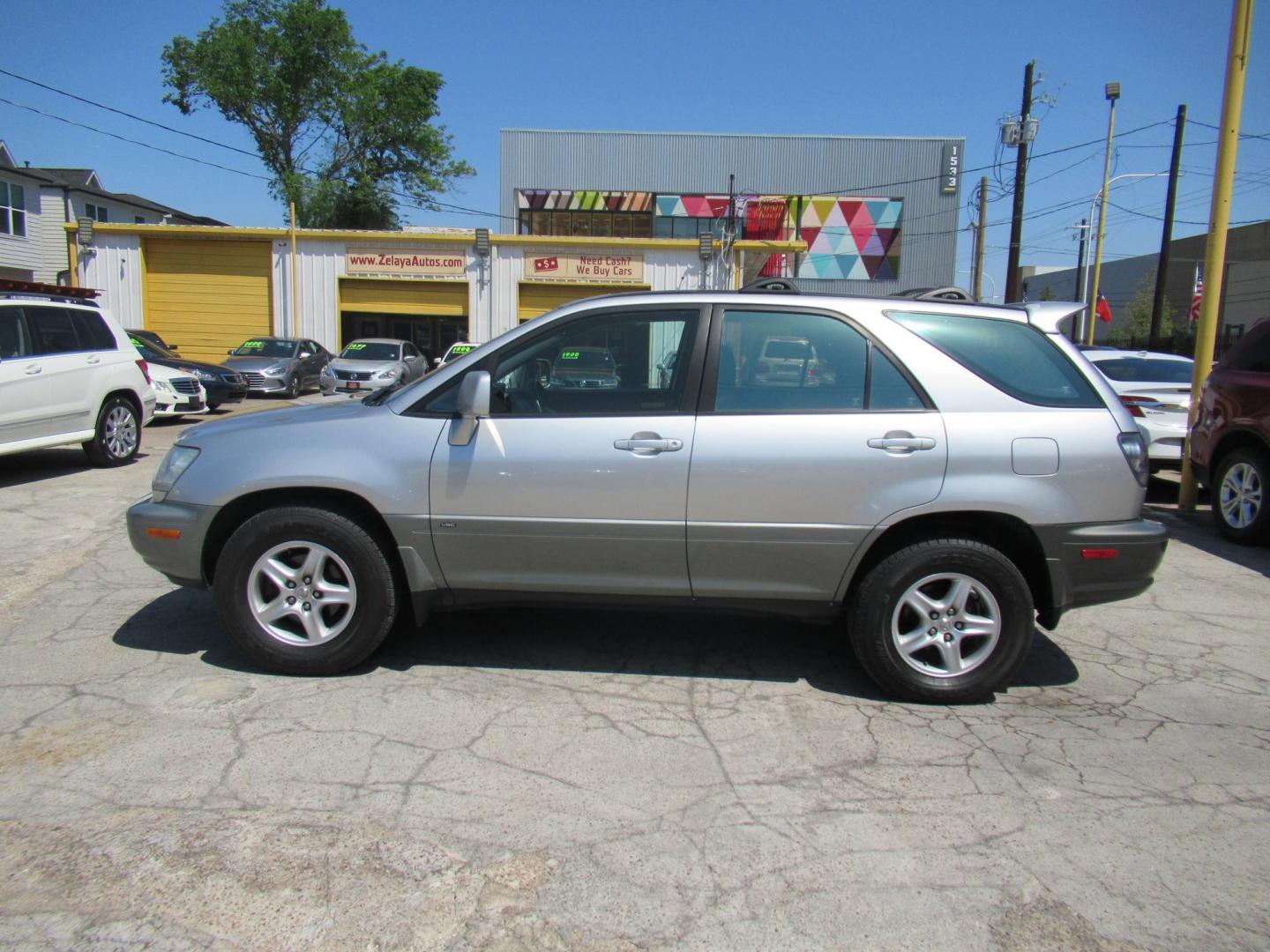 2001 /Silver Lexus RX 300 2WD (JTJGF10U110) with an 3.0L V6 DOHC 24V engine, 4-Speed Automatic Overdrive transmission, located at 1511 North Shepherd Dr., Houston, TX, 77008, (281) 657-1221, 29.798361, -95.412560 - Photo#21