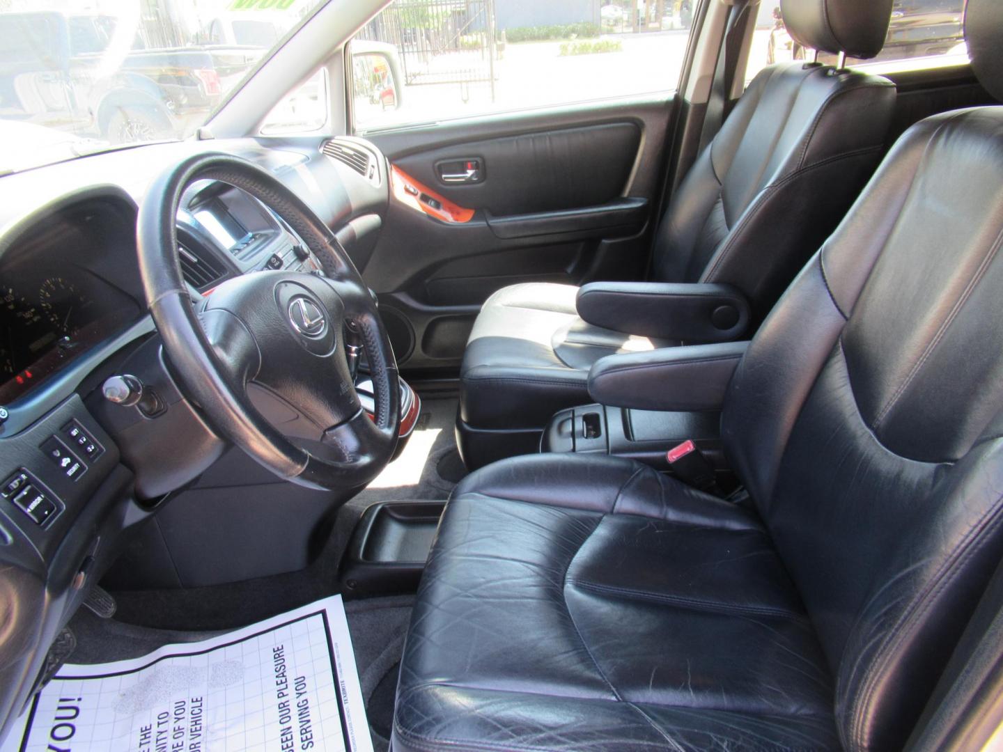 2001 /Silver Lexus RX 300 2WD (JTJGF10U110) with an 3.0L V6 DOHC 24V engine, 4-Speed Automatic Overdrive transmission, located at 1511 North Shepherd Dr., Houston, TX, 77008, (281) 657-1221, 29.798361, -95.412560 - Photo#3