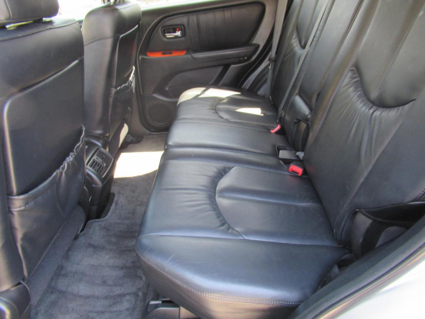 2001 /Silver Lexus RX 300 2WD (JTJGF10U110) with an 3.0L V6 DOHC 24V engine, 4-Speed Automatic Overdrive transmission, located at 1511 North Shepherd Dr., Houston, TX, 77008, (281) 657-1221, 29.798361, -95.412560 - Photo#5