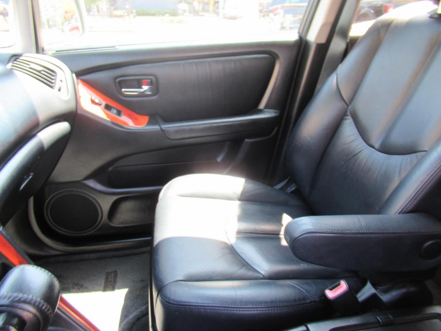 2001 /Silver Lexus RX 300 2WD (JTJGF10U110) with an 3.0L V6 DOHC 24V engine, 4-Speed Automatic Overdrive transmission, located at 1511 North Shepherd Dr., Houston, TX, 77008, (281) 657-1221, 29.798361, -95.412560 - Photo#6