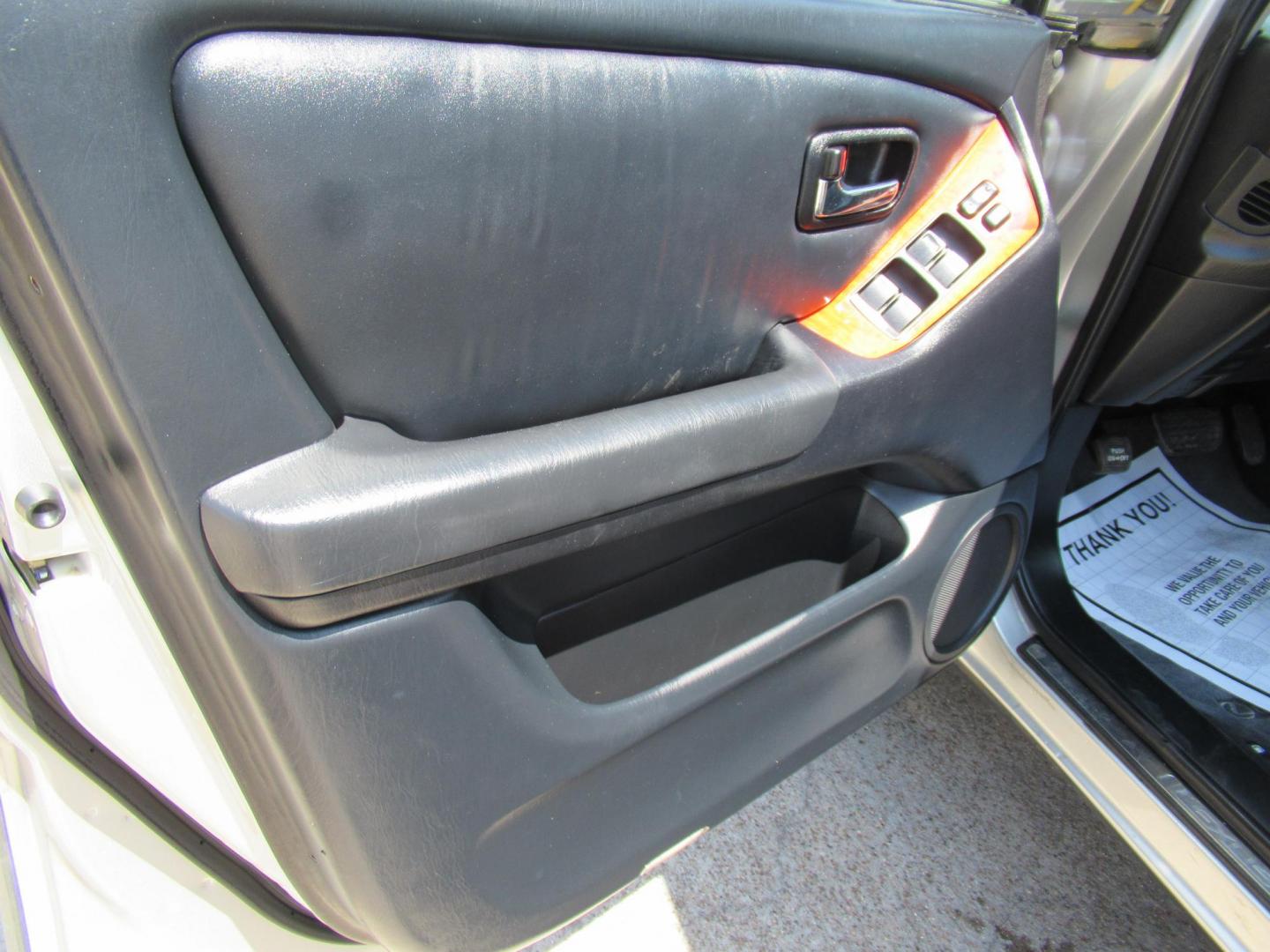 2001 /Silver Lexus RX 300 2WD (JTJGF10U110) with an 3.0L V6 DOHC 24V engine, 4-Speed Automatic Overdrive transmission, located at 1511 North Shepherd Dr., Houston, TX, 77008, (281) 657-1221, 29.798361, -95.412560 - Photo#7