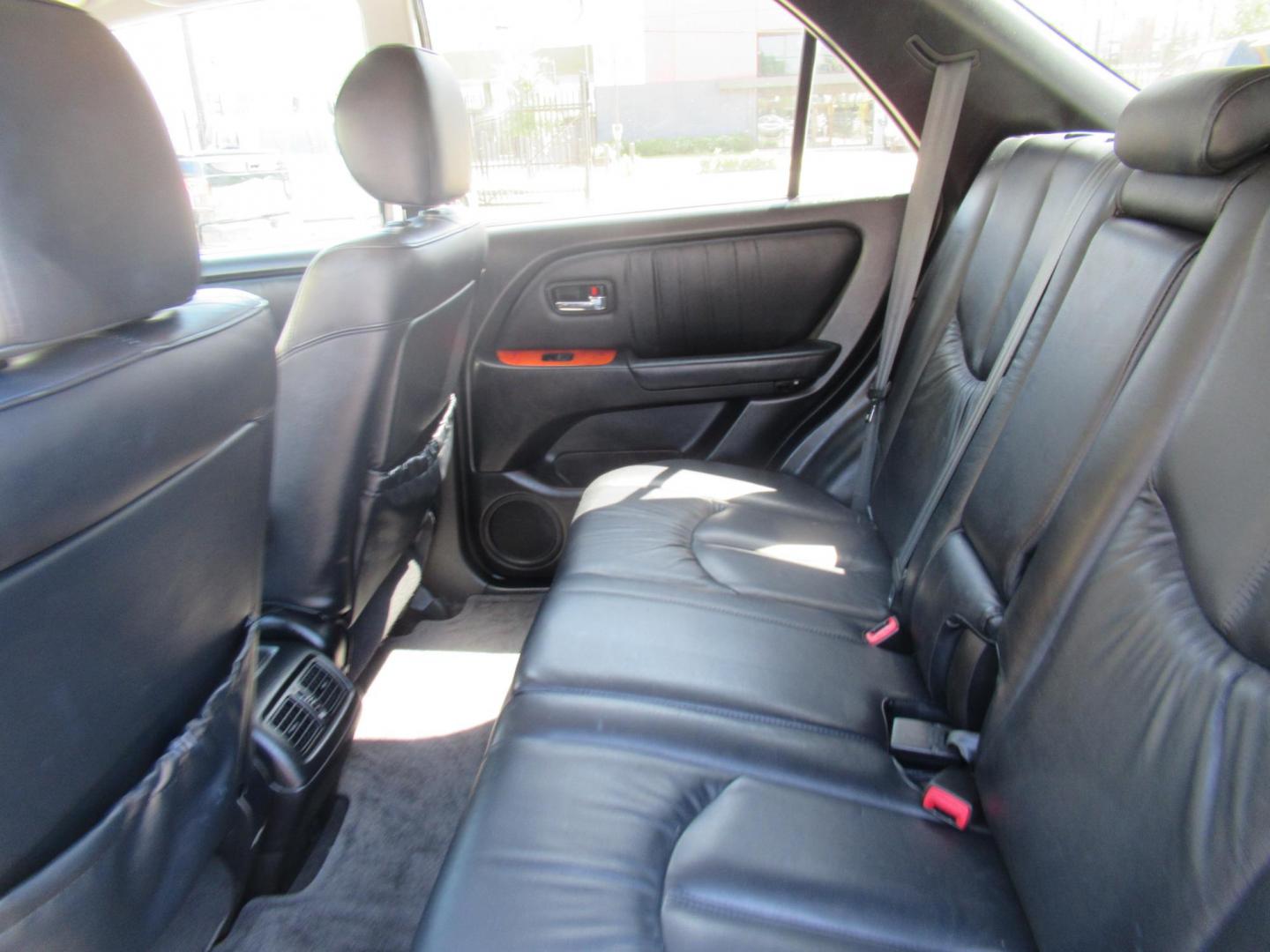 2001 /Silver Lexus RX 300 2WD (JTJGF10U110) with an 3.0L V6 DOHC 24V engine, 4-Speed Automatic Overdrive transmission, located at 1511 North Shepherd Dr., Houston, TX, 77008, (281) 657-1221, 29.798361, -95.412560 - Photo#8