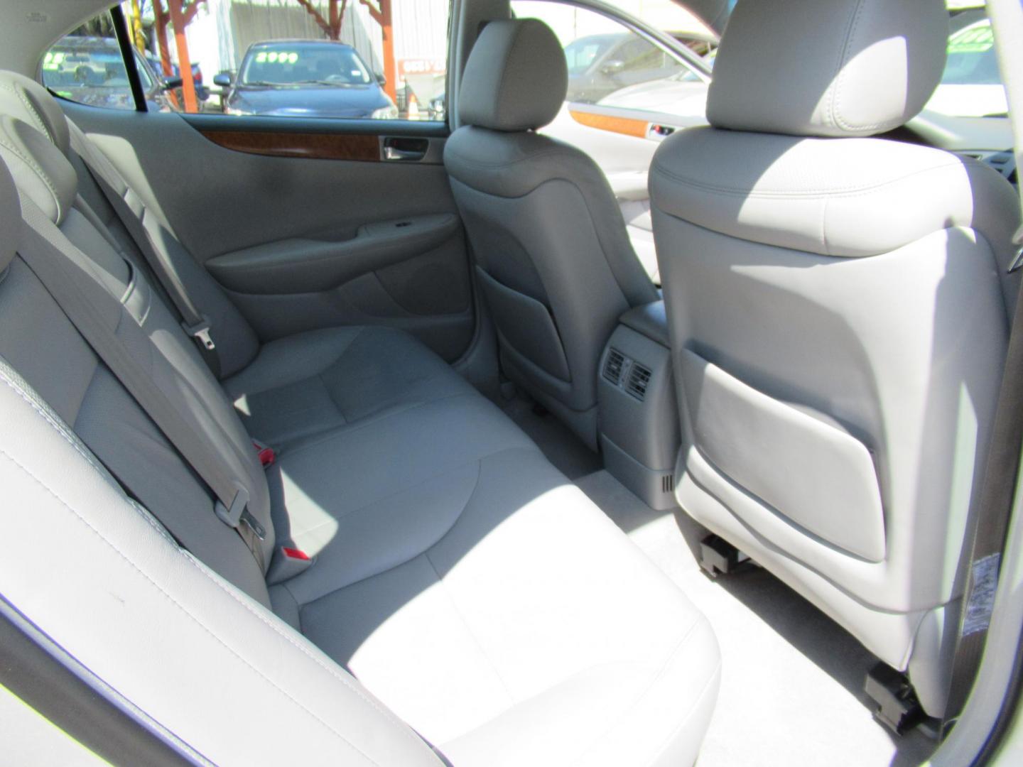 2006 Silver /Gray Lexus ES 330 Sedan (JTHBA30G165) with an 3.3L V6 DOHC 24V engine, Automatic Overdrive transmission, located at 1511 North Shepherd Dr., Houston, TX, 77008, (281) 657-1221, 29.798361, -95.412560 - 2006 LEXUS ES 330 VIN: JTHBA30G165151427 J T H B A 3 0 G 1 6 5 1 5 1 4 2 7 SEDAN 4 DR 3.3L V6 F 24V GASOLINE FRONT WHEEL DRIVE - Photo#10