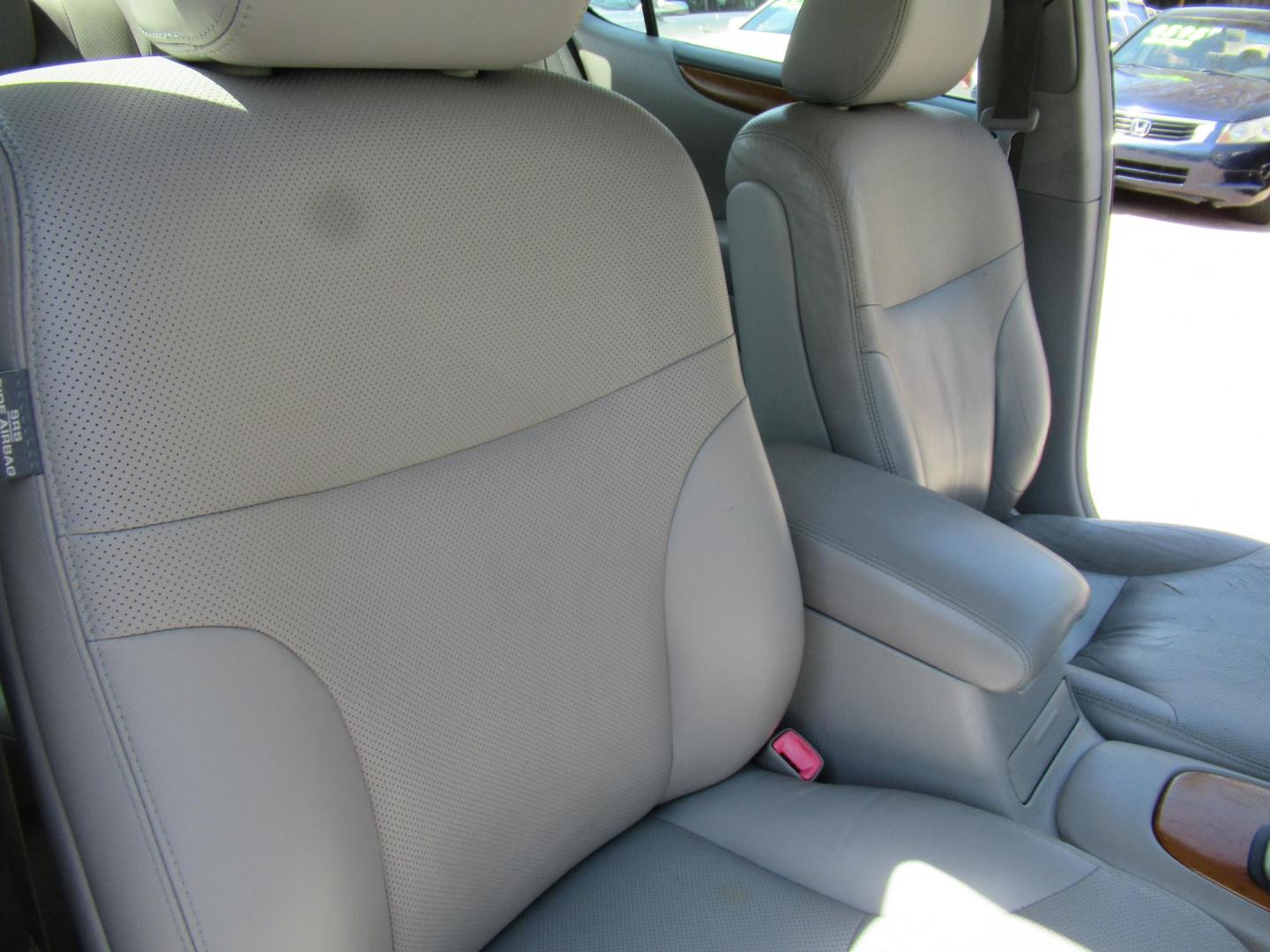 2006 Silver /Gray Lexus ES 330 Sedan (JTHBA30G165) with an 3.3L V6 DOHC 24V engine, Automatic Overdrive transmission, located at 1511 North Shepherd Dr., Houston, TX, 77008, (281) 657-1221, 29.798361, -95.412560 - 2006 LEXUS ES 330 VIN: JTHBA30G165151427 J T H B A 3 0 G 1 6 5 1 5 1 4 2 7 SEDAN 4 DR 3.3L V6 F 24V GASOLINE FRONT WHEEL DRIVE - Photo#11