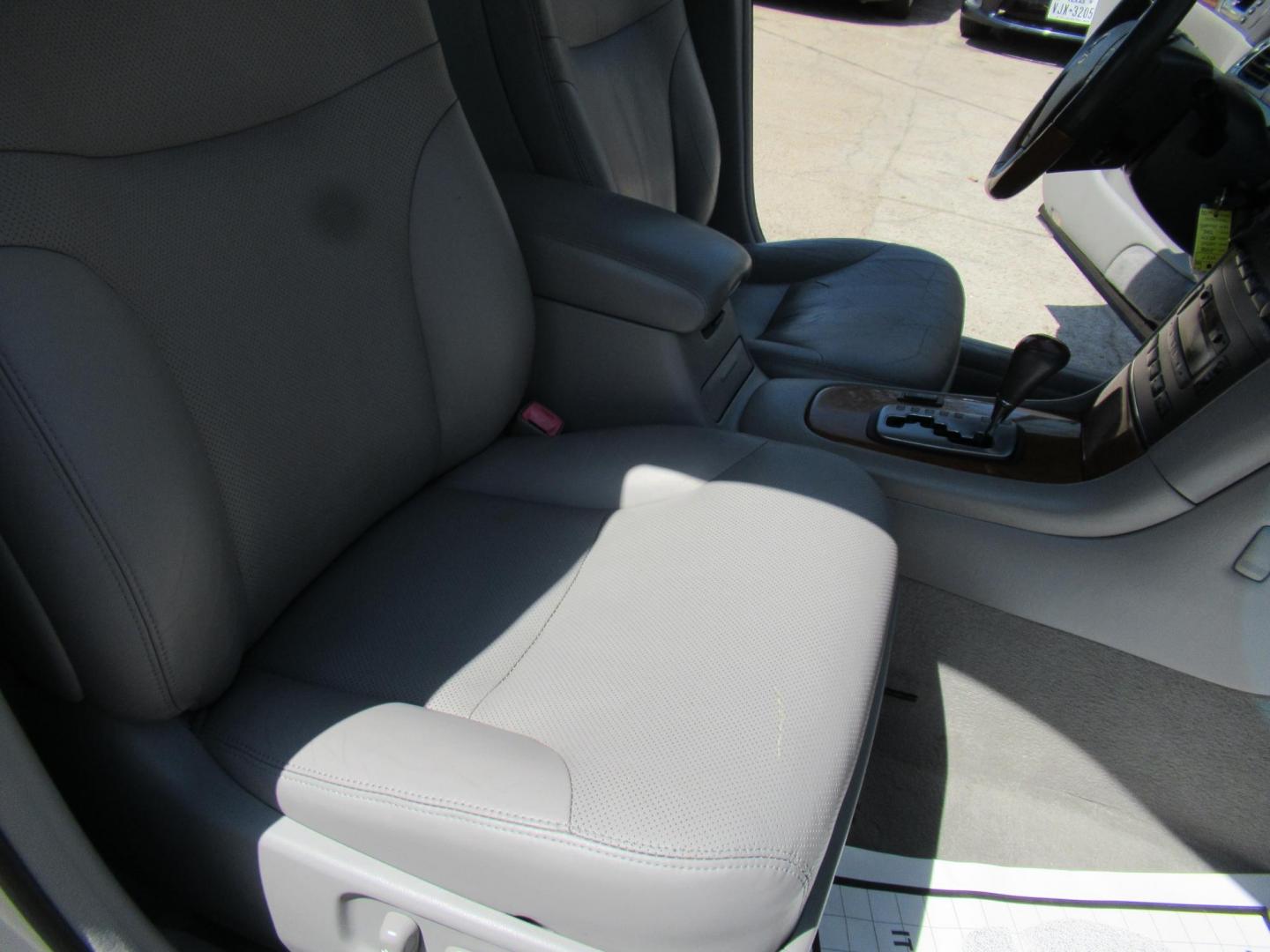 2006 Silver /Gray Lexus ES 330 Sedan (JTHBA30G165) with an 3.3L V6 DOHC 24V engine, Automatic Overdrive transmission, located at 1511 North Shepherd Dr., Houston, TX, 77008, (281) 657-1221, 29.798361, -95.412560 - 2006 LEXUS ES 330 VIN: JTHBA30G165151427 J T H B A 3 0 G 1 6 5 1 5 1 4 2 7 SEDAN 4 DR 3.3L V6 F 24V GASOLINE FRONT WHEEL DRIVE - Photo#12