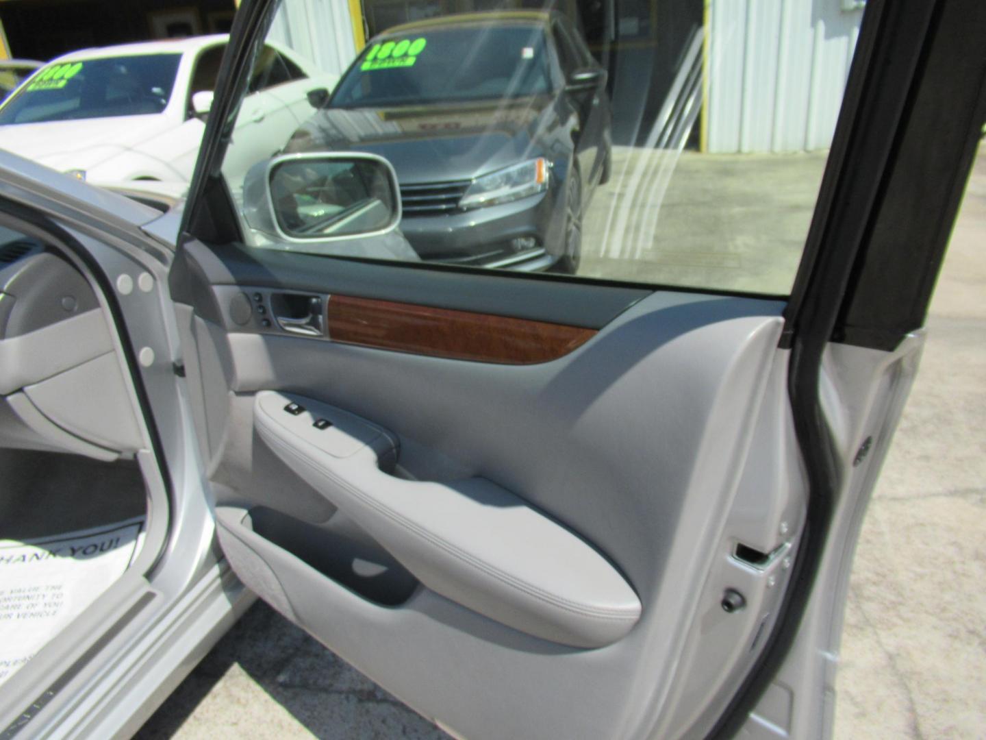 2006 Silver /Gray Lexus ES 330 Sedan (JTHBA30G165) with an 3.3L V6 DOHC 24V engine, Automatic Overdrive transmission, located at 1511 North Shepherd Dr., Houston, TX, 77008, (281) 657-1221, 29.798361, -95.412560 - 2006 LEXUS ES 330 VIN: JTHBA30G165151427 J T H B A 3 0 G 1 6 5 1 5 1 4 2 7 SEDAN 4 DR 3.3L V6 F 24V GASOLINE FRONT WHEEL DRIVE - Photo#13