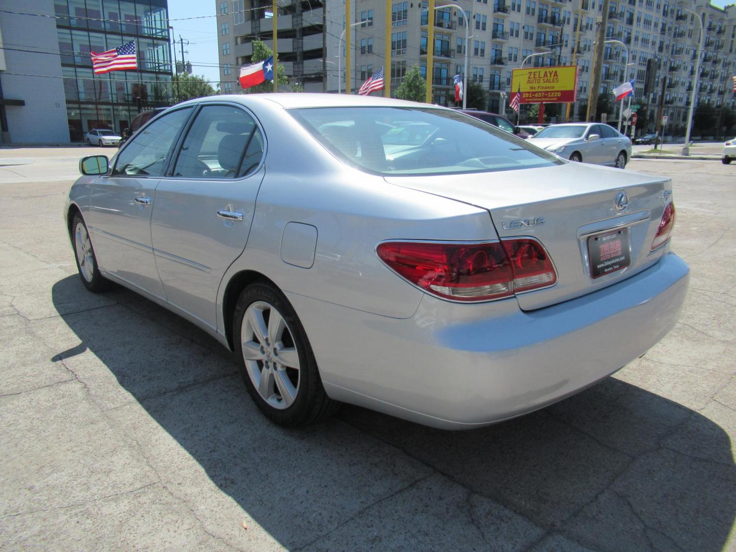 2006 Silver /Gray Lexus ES 330 Sedan (JTHBA30G165) with an 3.3L V6 DOHC 24V engine, Automatic Overdrive transmission, located at 1511 North Shepherd Dr., Houston, TX, 77008, (281) 657-1221, 29.798361, -95.412560 - 2006 LEXUS ES 330 VIN: JTHBA30G165151427 J T H B A 3 0 G 1 6 5 1 5 1 4 2 7 SEDAN 4 DR 3.3L V6 F 24V GASOLINE FRONT WHEEL DRIVE - Photo#14