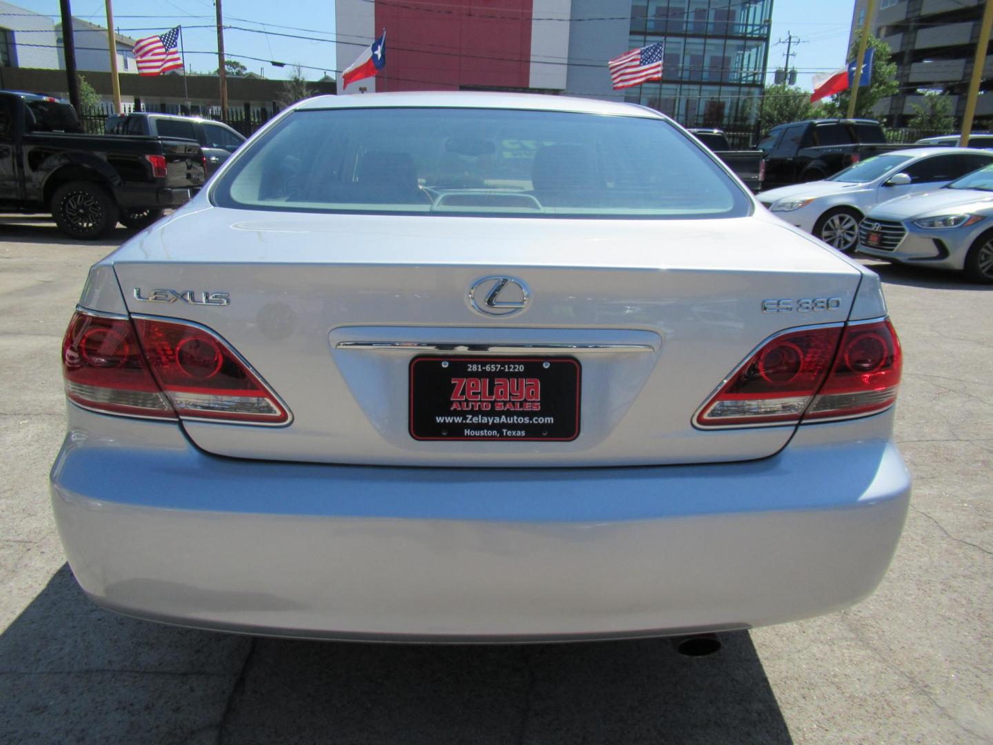 2006 Silver /Gray Lexus ES 330 Sedan (JTHBA30G165) with an 3.3L V6 DOHC 24V engine, Automatic Overdrive transmission, located at 1511 North Shepherd Dr., Houston, TX, 77008, (281) 657-1221, 29.798361, -95.412560 - 2006 LEXUS ES 330 VIN: JTHBA30G165151427 J T H B A 3 0 G 1 6 5 1 5 1 4 2 7 SEDAN 4 DR 3.3L V6 F 24V GASOLINE FRONT WHEEL DRIVE - Photo#15