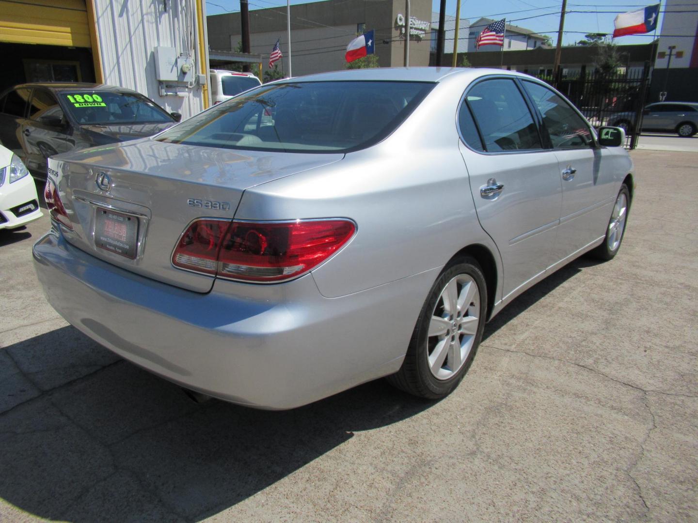 2006 Silver /Gray Lexus ES 330 Sedan (JTHBA30G165) with an 3.3L V6 DOHC 24V engine, Automatic Overdrive transmission, located at 1511 North Shepherd Dr., Houston, TX, 77008, (281) 657-1221, 29.798361, -95.412560 - 2006 LEXUS ES 330 VIN: JTHBA30G165151427 J T H B A 3 0 G 1 6 5 1 5 1 4 2 7 SEDAN 4 DR 3.3L V6 F 24V GASOLINE FRONT WHEEL DRIVE - Photo#16