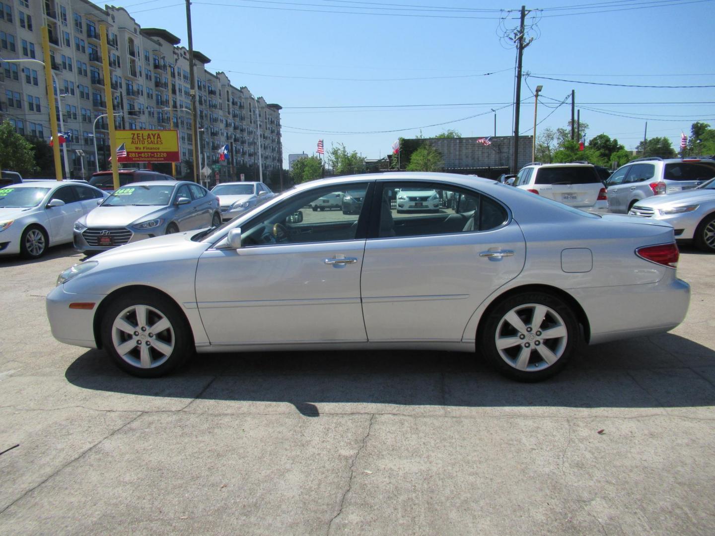 2006 Silver /Gray Lexus ES 330 Sedan (JTHBA30G165) with an 3.3L V6 DOHC 24V engine, Automatic Overdrive transmission, located at 1511 North Shepherd Dr., Houston, TX, 77008, (281) 657-1221, 29.798361, -95.412560 - 2006 LEXUS ES 330 VIN: JTHBA30G165151427 J T H B A 3 0 G 1 6 5 1 5 1 4 2 7 SEDAN 4 DR 3.3L V6 F 24V GASOLINE FRONT WHEEL DRIVE - Photo#17