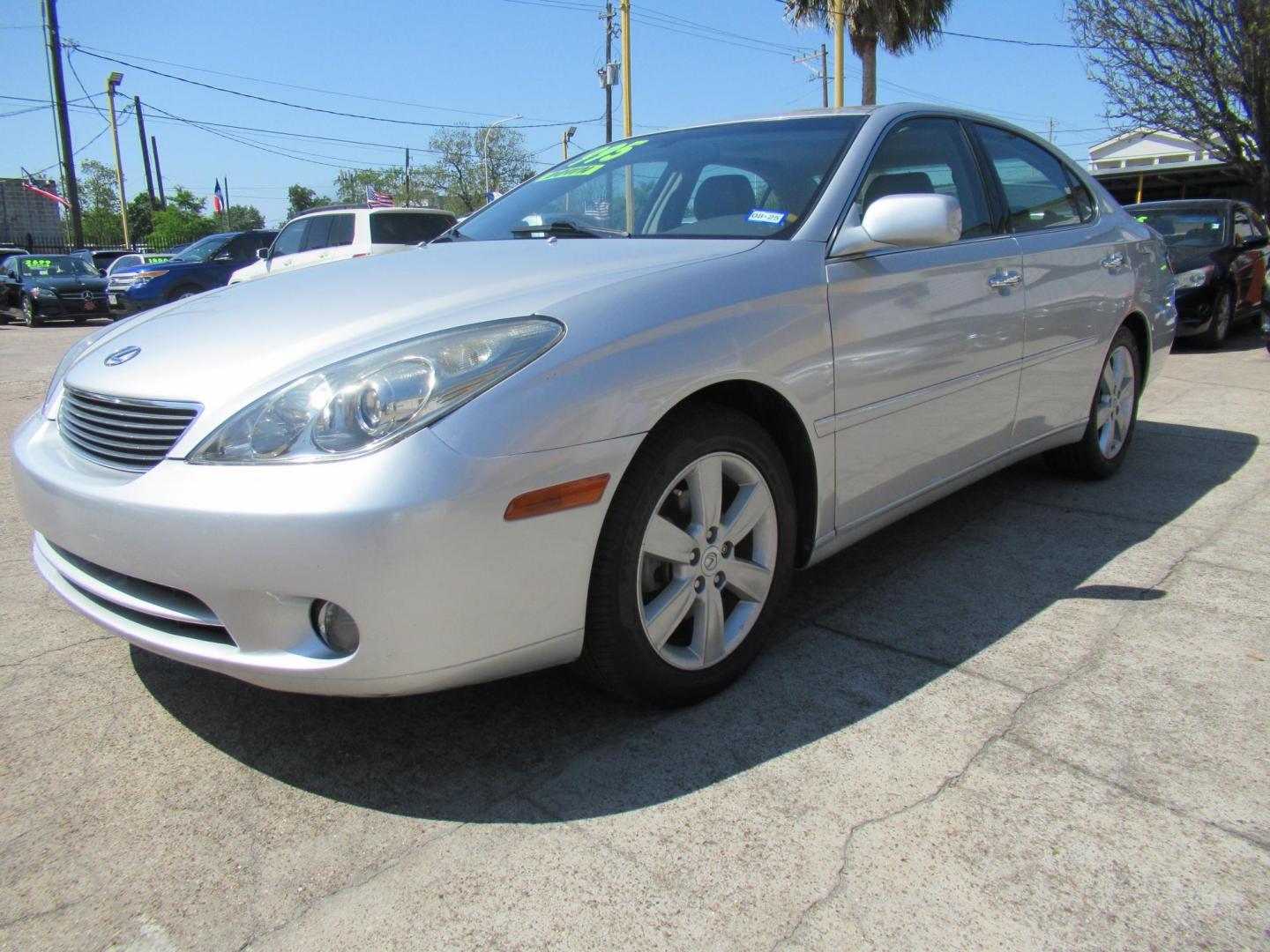 2006 Silver /Gray Lexus ES 330 Sedan (JTHBA30G165) with an 3.3L V6 DOHC 24V engine, Automatic Overdrive transmission, located at 1511 North Shepherd Dr., Houston, TX, 77008, (281) 657-1221, 29.798361, -95.412560 - 2006 LEXUS ES 330 VIN: JTHBA30G165151427 J T H B A 3 0 G 1 6 5 1 5 1 4 2 7 SEDAN 4 DR 3.3L V6 F 24V GASOLINE FRONT WHEEL DRIVE - Photo#19