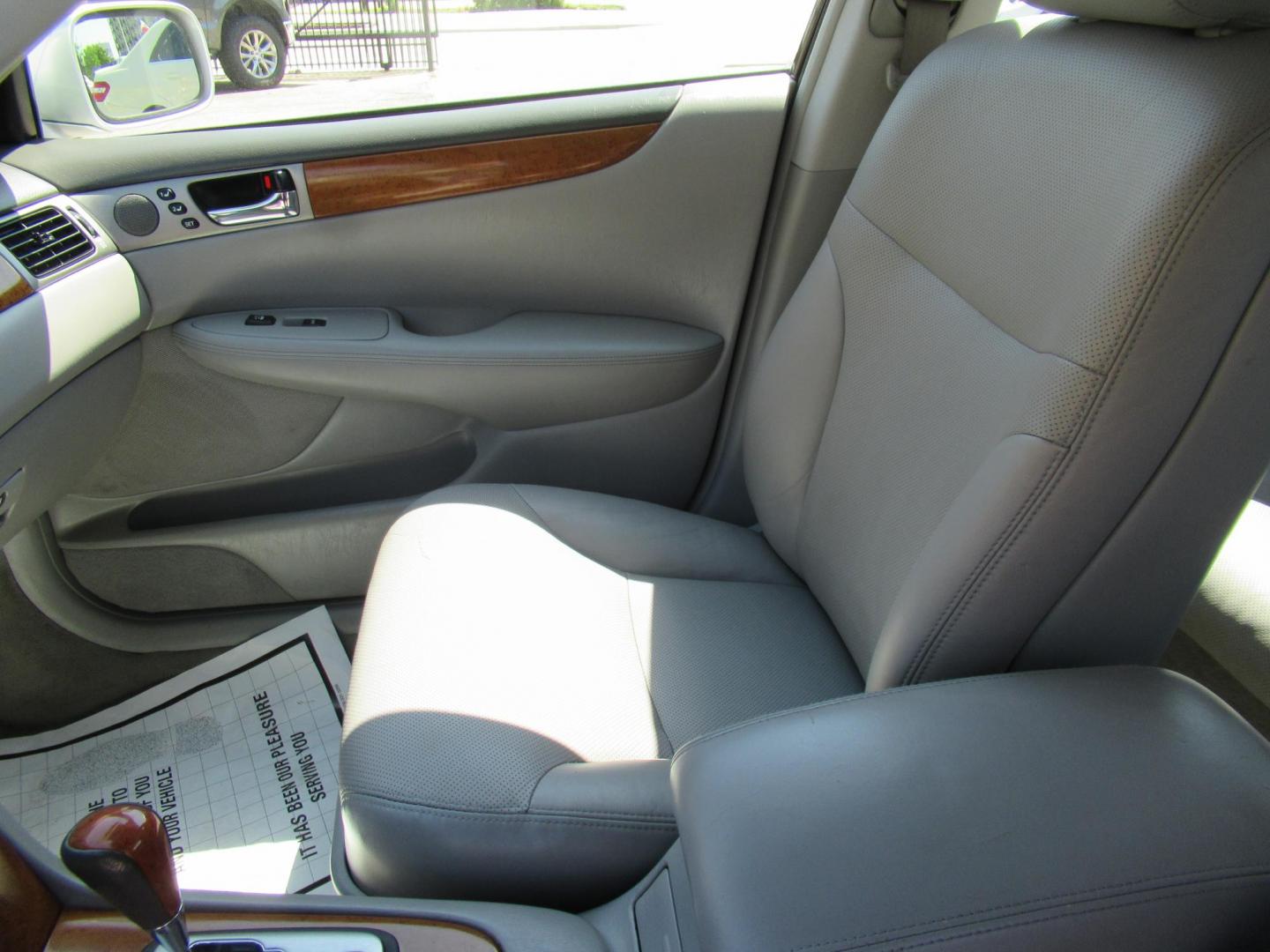 2006 Silver /Gray Lexus ES 330 Sedan (JTHBA30G165) with an 3.3L V6 DOHC 24V engine, Automatic Overdrive transmission, located at 1511 North Shepherd Dr., Houston, TX, 77008, (281) 657-1221, 29.798361, -95.412560 - 2006 LEXUS ES 330 VIN: JTHBA30G165151427 J T H B A 3 0 G 1 6 5 1 5 1 4 2 7 SEDAN 4 DR 3.3L V6 F 24V GASOLINE FRONT WHEEL DRIVE - Photo#2