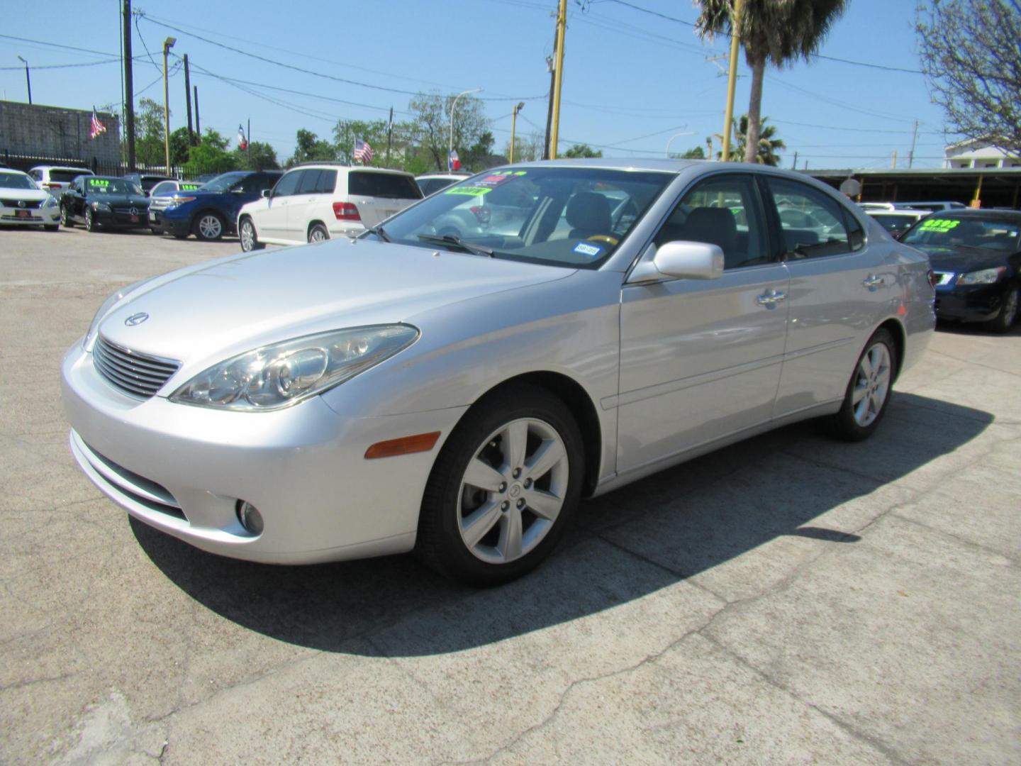 2006 Silver /Gray Lexus ES 330 Sedan (JTHBA30G165) with an 3.3L V6 DOHC 24V engine, Automatic Overdrive transmission, located at 1511 North Shepherd Dr., Houston, TX, 77008, (281) 657-1221, 29.798361, -95.412560 - 2006 LEXUS ES 330 VIN: JTHBA30G165151427 J T H B A 3 0 G 1 6 5 1 5 1 4 2 7 SEDAN 4 DR 3.3L V6 F 24V GASOLINE FRONT WHEEL DRIVE - Photo#21