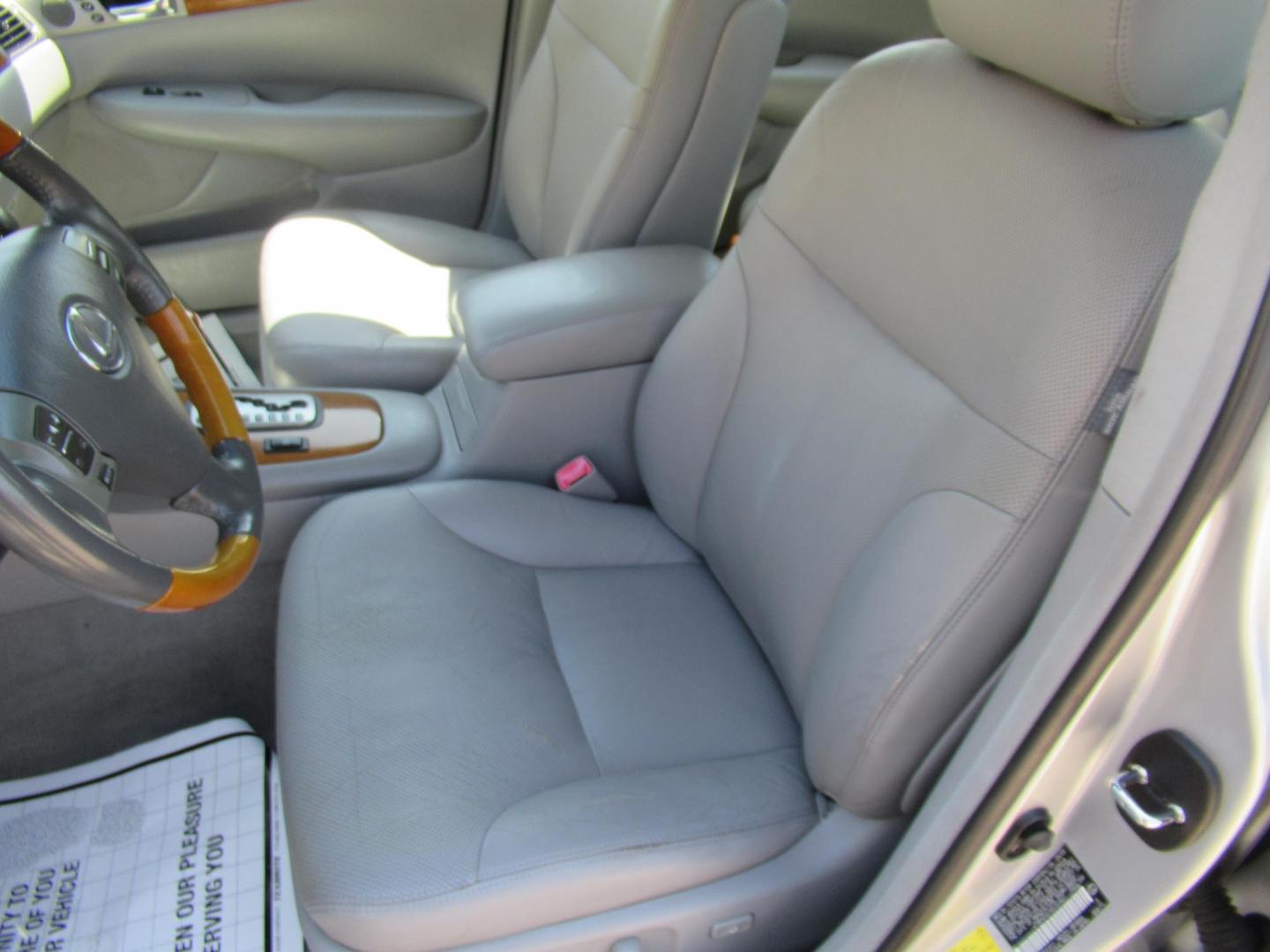 2006 Silver /Gray Lexus ES 330 Sedan (JTHBA30G165) with an 3.3L V6 DOHC 24V engine, Automatic Overdrive transmission, located at 1511 North Shepherd Dr., Houston, TX, 77008, (281) 657-1221, 29.798361, -95.412560 - 2006 LEXUS ES 330 VIN: JTHBA30G165151427 J T H B A 3 0 G 1 6 5 1 5 1 4 2 7 SEDAN 4 DR 3.3L V6 F 24V GASOLINE FRONT WHEEL DRIVE - Photo#3