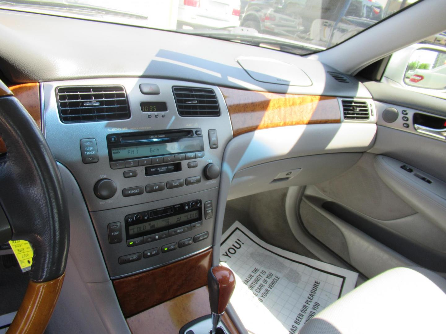 2006 Silver /Gray Lexus ES 330 Sedan (JTHBA30G165) with an 3.3L V6 DOHC 24V engine, Automatic Overdrive transmission, located at 1511 North Shepherd Dr., Houston, TX, 77008, (281) 657-1221, 29.798361, -95.412560 - 2006 LEXUS ES 330 VIN: JTHBA30G165151427 J T H B A 3 0 G 1 6 5 1 5 1 4 2 7 SEDAN 4 DR 3.3L V6 F 24V GASOLINE FRONT WHEEL DRIVE - Photo#4