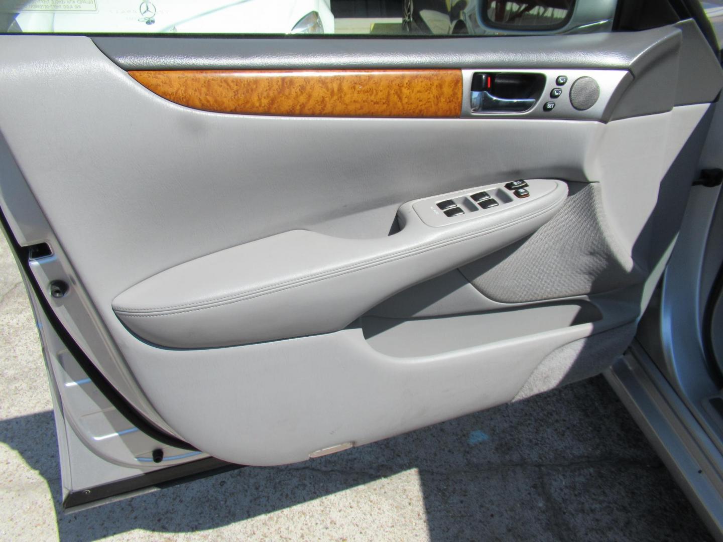 2006 Silver /Gray Lexus ES 330 Sedan (JTHBA30G165) with an 3.3L V6 DOHC 24V engine, Automatic Overdrive transmission, located at 1511 North Shepherd Dr., Houston, TX, 77008, (281) 657-1221, 29.798361, -95.412560 - 2006 LEXUS ES 330 VIN: JTHBA30G165151427 J T H B A 3 0 G 1 6 5 1 5 1 4 2 7 SEDAN 4 DR 3.3L V6 F 24V GASOLINE FRONT WHEEL DRIVE - Photo#5