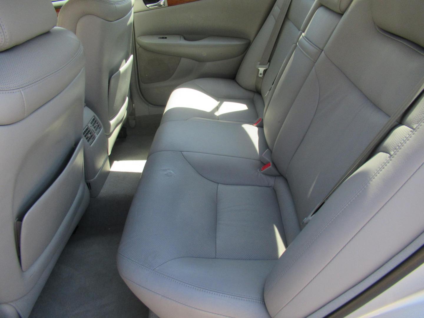 2006 Silver /Gray Lexus ES 330 Sedan (JTHBA30G165) with an 3.3L V6 DOHC 24V engine, Automatic Overdrive transmission, located at 1511 North Shepherd Dr., Houston, TX, 77008, (281) 657-1221, 29.798361, -95.412560 - 2006 LEXUS ES 330 VIN: JTHBA30G165151427 J T H B A 3 0 G 1 6 5 1 5 1 4 2 7 SEDAN 4 DR 3.3L V6 F 24V GASOLINE FRONT WHEEL DRIVE - Photo#6