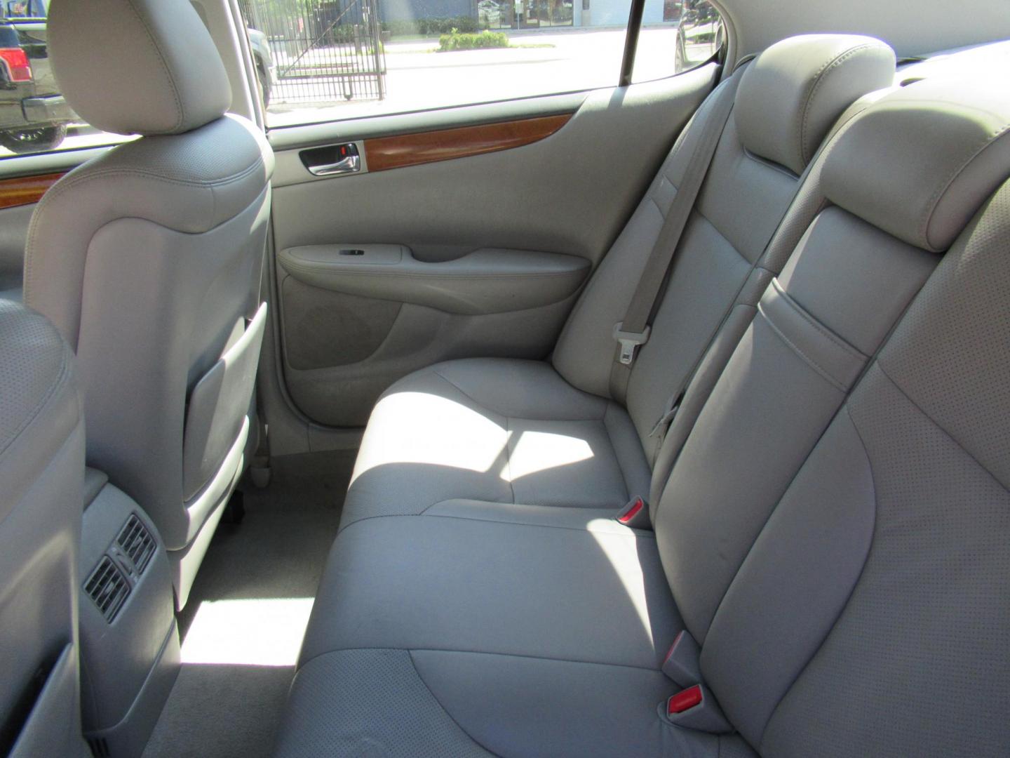 2006 Silver /Gray Lexus ES 330 Sedan (JTHBA30G165) with an 3.3L V6 DOHC 24V engine, Automatic Overdrive transmission, located at 1511 North Shepherd Dr., Houston, TX, 77008, (281) 657-1221, 29.798361, -95.412560 - 2006 LEXUS ES 330 VIN: JTHBA30G165151427 J T H B A 3 0 G 1 6 5 1 5 1 4 2 7 SEDAN 4 DR 3.3L V6 F 24V GASOLINE FRONT WHEEL DRIVE - Photo#7