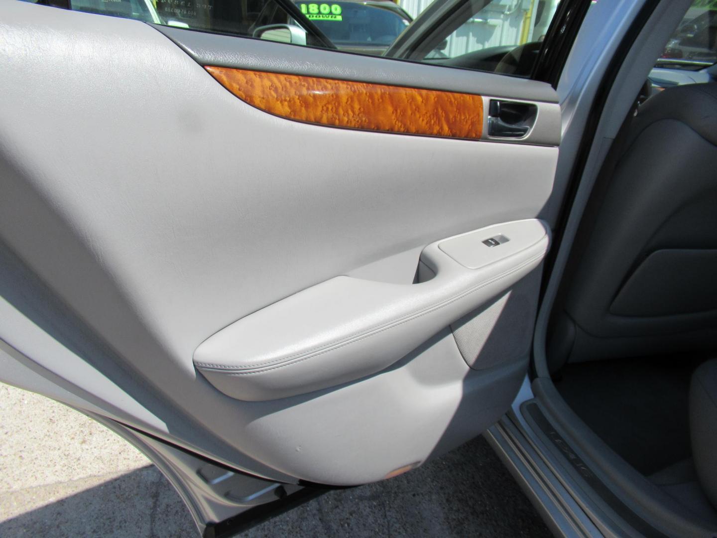 2006 Silver /Gray Lexus ES 330 Sedan (JTHBA30G165) with an 3.3L V6 DOHC 24V engine, Automatic Overdrive transmission, located at 1511 North Shepherd Dr., Houston, TX, 77008, (281) 657-1221, 29.798361, -95.412560 - 2006 LEXUS ES 330 VIN: JTHBA30G165151427 J T H B A 3 0 G 1 6 5 1 5 1 4 2 7 SEDAN 4 DR 3.3L V6 F 24V GASOLINE FRONT WHEEL DRIVE - Photo#8