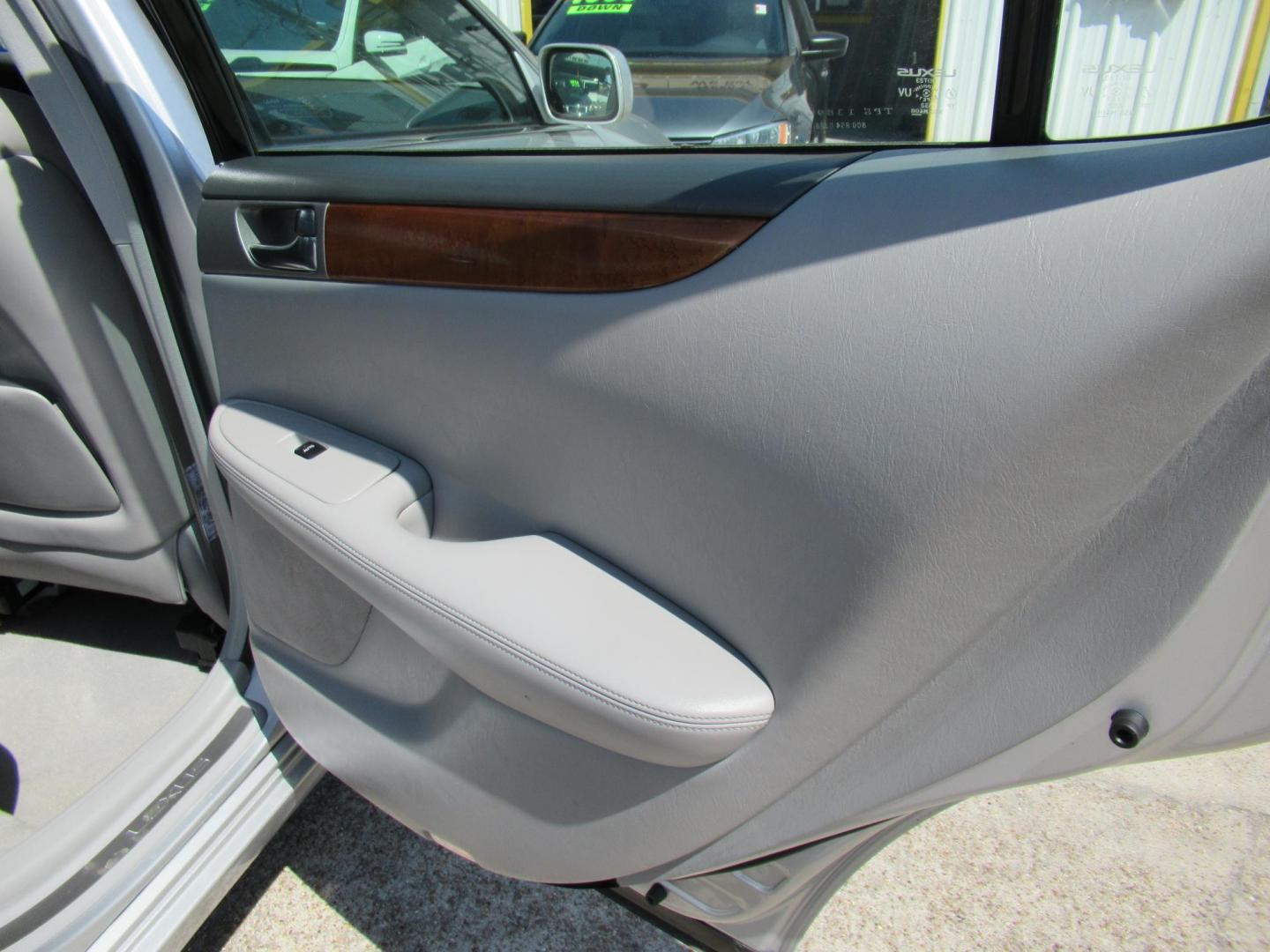 2006 Silver /Gray Lexus ES 330 Sedan (JTHBA30G165) with an 3.3L V6 DOHC 24V engine, Automatic Overdrive transmission, located at 1511 North Shepherd Dr., Houston, TX, 77008, (281) 657-1221, 29.798361, -95.412560 - 2006 LEXUS ES 330 VIN: JTHBA30G165151427 J T H B A 3 0 G 1 6 5 1 5 1 4 2 7 SEDAN 4 DR 3.3L V6 F 24V GASOLINE FRONT WHEEL DRIVE - Photo#9