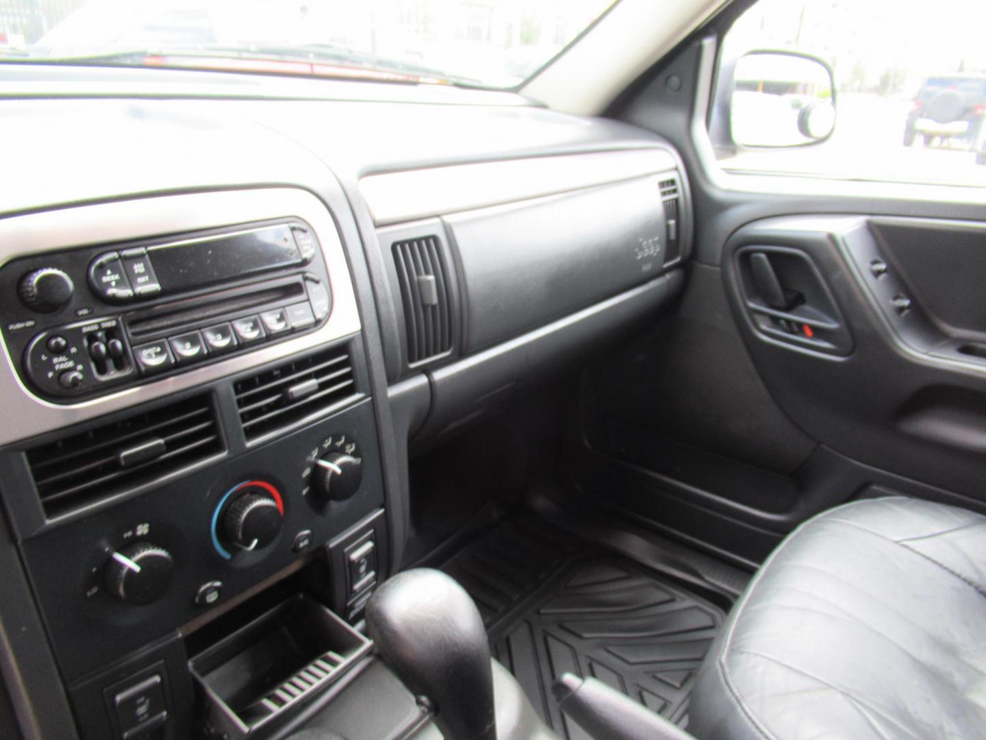 2002 Gray /Black Jeep Grand Cherokee Laredo 4WD (1J4GW48S32C) with an 4.0L L6 OHV 12V engine, 4-Speed Automatic Overdrive transmission, located at 1511 North Shepherd Dr., Houston, TX, 77008, (281) 657-1221, 29.798361, -95.412560 - 2002 JEEP GRAND CHEROKEE LAREDO VIN: 1J4GW48S32C228645 1 J 4 G W 4 8 S 3 2 C 2 2 8 6 4 5 4 DOOR WAGON/SPORT UTILITY 4.0L I6 F GASOLINE REAR WHEEL DRIVE W/ 4X4 - Photo#1