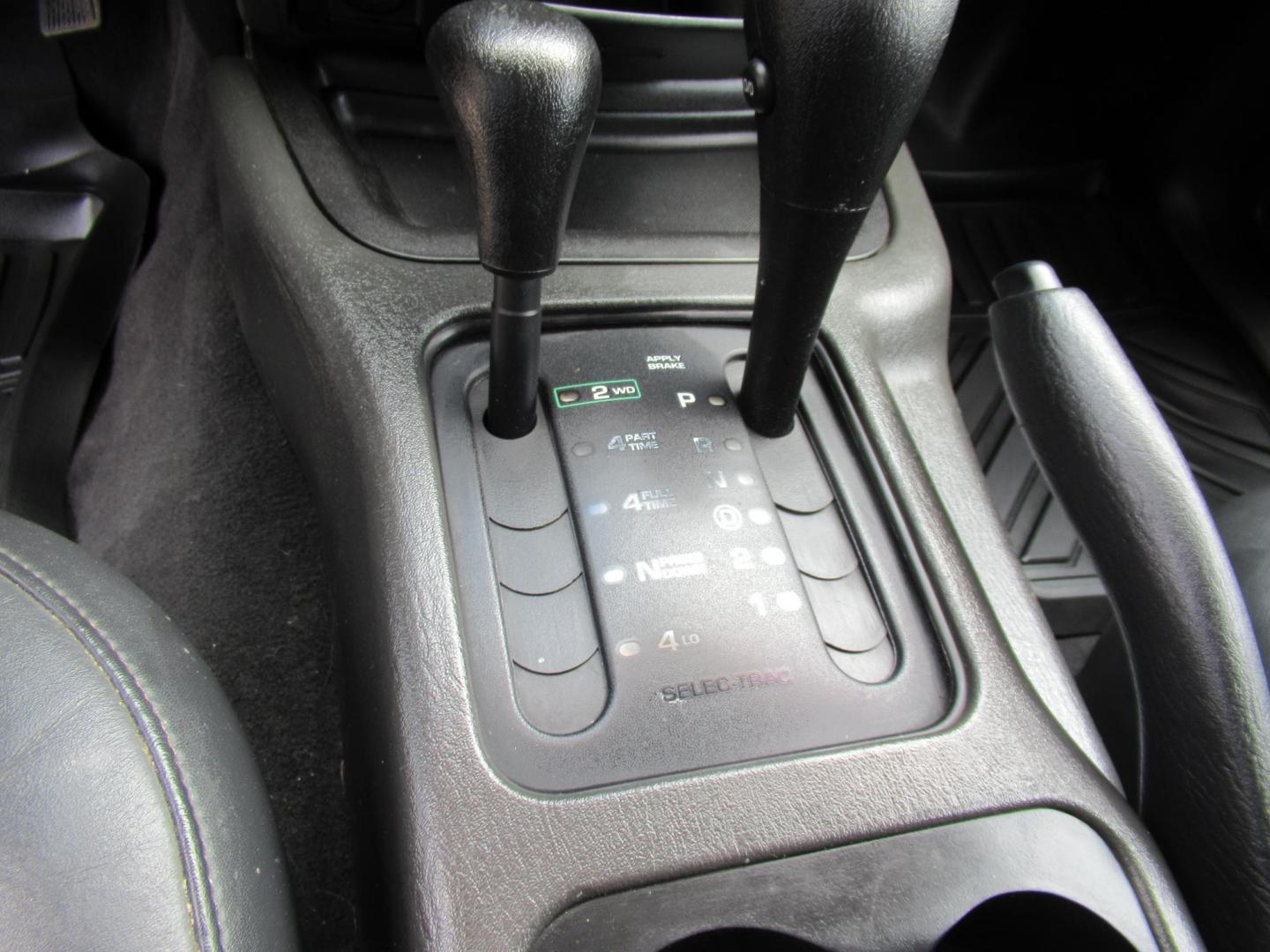 2002 Gray /Black Jeep Grand Cherokee Laredo 4WD (1J4GW48S32C) with an 4.0L L6 OHV 12V engine, 4-Speed Automatic Overdrive transmission, located at 1511 North Shepherd Dr., Houston, TX, 77008, (281) 657-1221, 29.798361, -95.412560 - 2002 JEEP GRAND CHEROKEE LAREDO VIN: 1J4GW48S32C228645 1 J 4 G W 4 8 S 3 2 C 2 2 8 6 4 5 4 DOOR WAGON/SPORT UTILITY 4.0L I6 F GASOLINE REAR WHEEL DRIVE W/ 4X4 - Photo#4