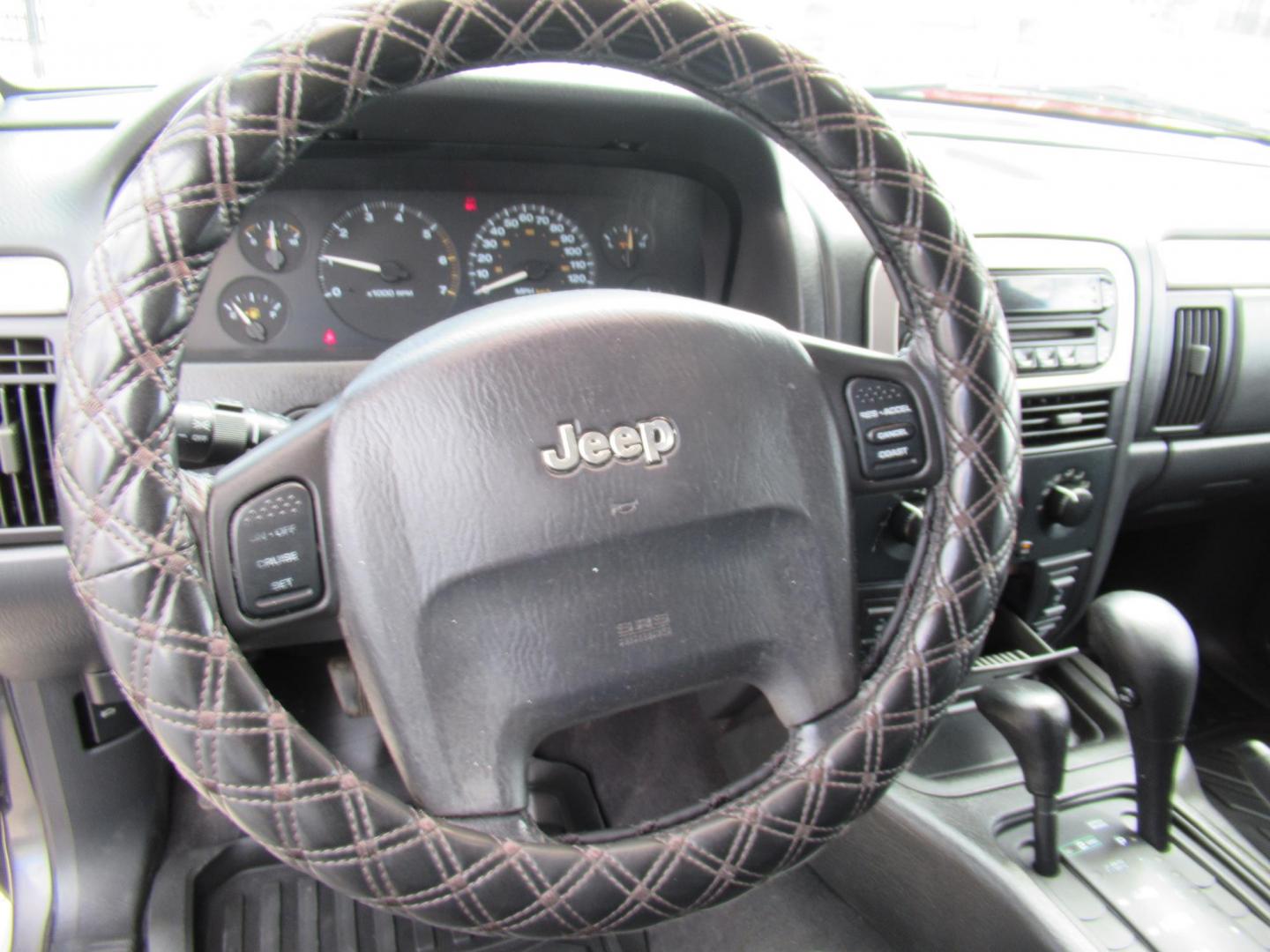 2002 Gray /Black Jeep Grand Cherokee Laredo 4WD (1J4GW48S32C) with an 4.0L L6 OHV 12V engine, 4-Speed Automatic Overdrive transmission, located at 1511 North Shepherd Dr., Houston, TX, 77008, (281) 657-1221, 29.798361, -95.412560 - 2002 JEEP GRAND CHEROKEE LAREDO VIN: 1J4GW48S32C228645 1 J 4 G W 4 8 S 3 2 C 2 2 8 6 4 5 4 DOOR WAGON/SPORT UTILITY 4.0L I6 F GASOLINE REAR WHEEL DRIVE W/ 4X4 - Photo#7