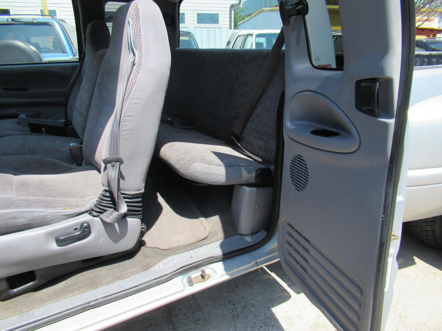 2001 Silver /Tan Dodge Ram 3500 Quad Cab Long Bed 2WD (1B7MC33641J) with an 5.9L L6 OHV 24V TURBO DIESEL engine, located at 1511 North Shepherd Dr., Houston, TX, 77008, (281) 657-1221, 29.798361, -95.412560 - 2001 DODGE RAM 3500 ST VIN: 1B7MC33641J178967 1 B 7 M C 3 3 6 4 1 J 1 7 8 9 6 7 4 DOOR EXTENDED CAB PICKUP 5.9L I6 F OHV 24V DIESEL Runs excellent, Ready for work or pleasure REAR WHEEL DRIVE - Photo#8