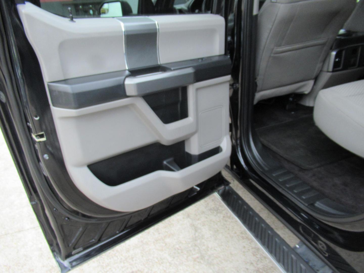 2016 Black /Gray Ford F-150 XLT SuperCrew 6.5-ft. Bed 4WD (1FTEW1EP9GF) with an 2.7L V6 DOHC 24V engine, Automatic transmission, located at 1511 North Shepherd Dr., Houston, TX, 77008, (281) 657-1221, 29.798361, -95.412560 - 2016 FORD F-150 XLT VIN: 1FTEW1EP9GFC82694 1 F T E W 1 E P 9 G F C 8 2 6 9 4 CREW PICKUP 2.7L V6 F DOHC 24V GASOLINE REAR WHEEL DRIVE W/ 4X4 - Photo#1