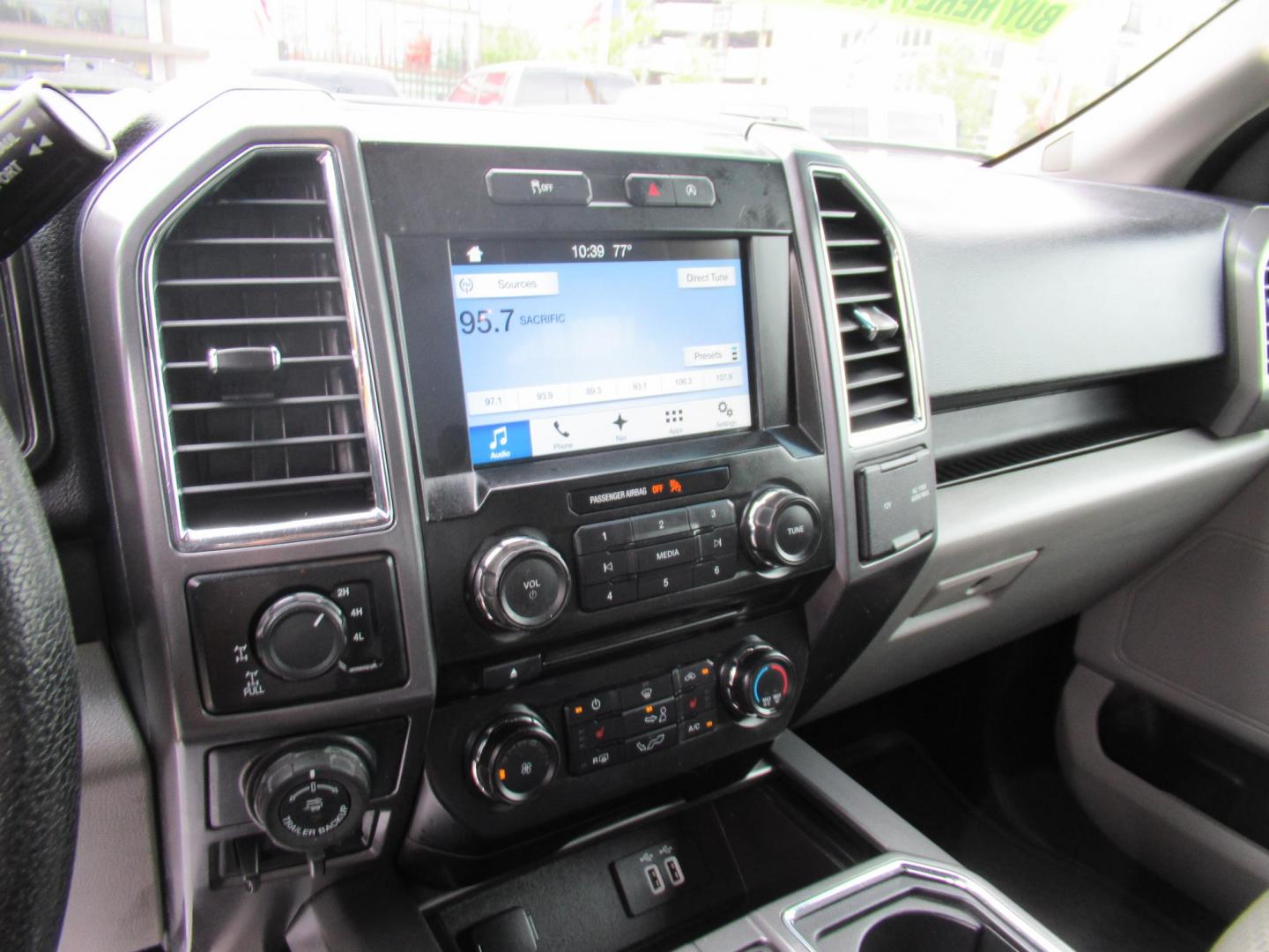 2016 Black /Gray Ford F-150 XLT SuperCrew 6.5-ft. Bed 4WD (1FTEW1EP9GF) with an 2.7L V6 DOHC 24V engine, Automatic transmission, located at 1511 North Shepherd Dr., Houston, TX, 77008, (281) 657-1221, 29.798361, -95.412560 - 2016 FORD F-150 XLT VIN: 1FTEW1EP9GFC82694 1 F T E W 1 E P 9 G F C 8 2 6 9 4 CREW PICKUP 2.7L V6 F DOHC 24V GASOLINE REAR WHEEL DRIVE W/ 4X4 - Photo#10