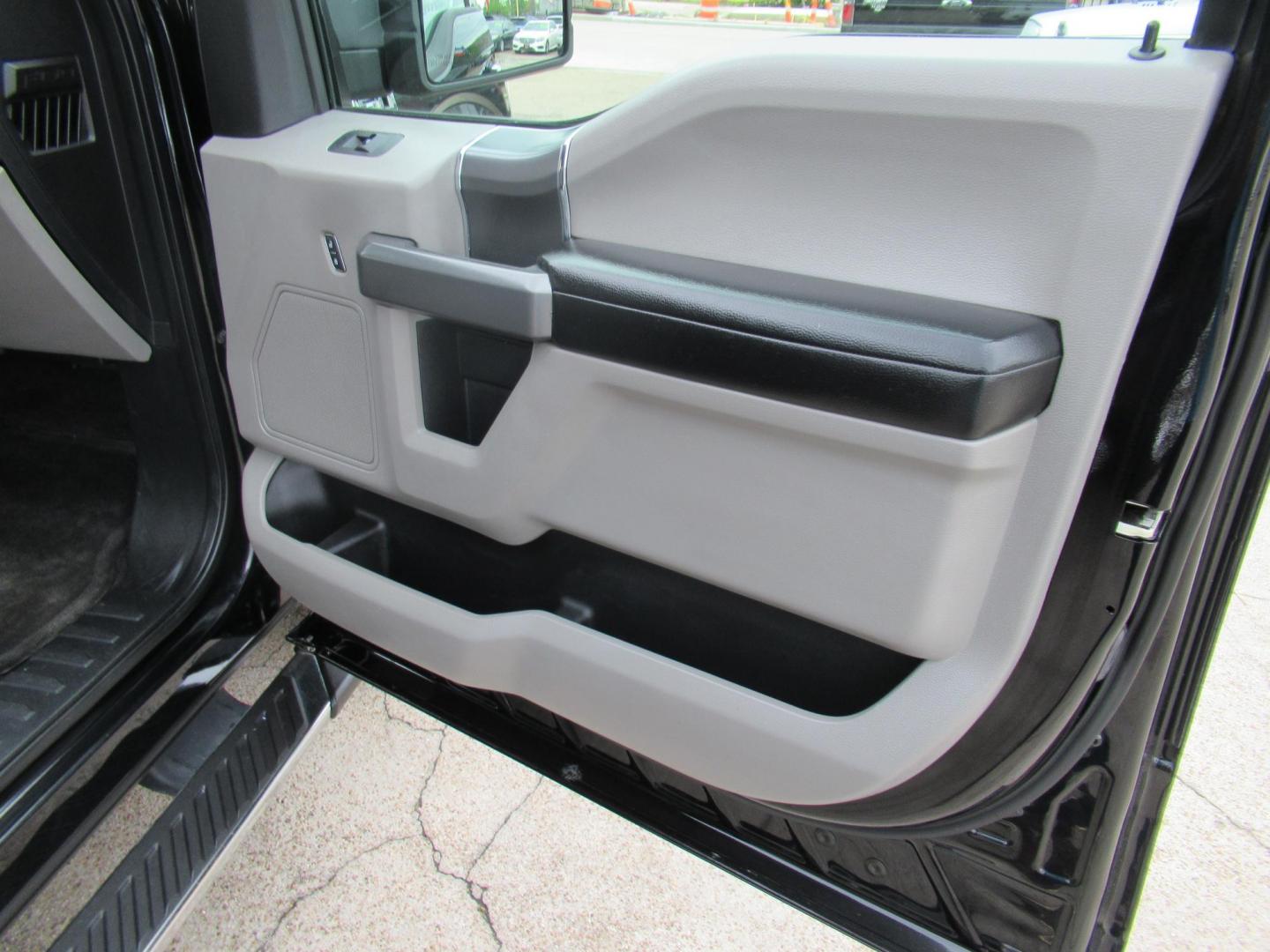 2016 Black /Gray Ford F-150 XLT SuperCrew 6.5-ft. Bed 4WD (1FTEW1EP9GF) with an 2.7L V6 DOHC 24V engine, Automatic transmission, located at 1511 North Shepherd Dr., Houston, TX, 77008, (281) 657-1221, 29.798361, -95.412560 - 2016 FORD F-150 XLT VIN: 1FTEW1EP9GFC82694 1 F T E W 1 E P 9 G F C 8 2 6 9 4 CREW PICKUP 2.7L V6 F DOHC 24V GASOLINE REAR WHEEL DRIVE W/ 4X4 - Photo#14