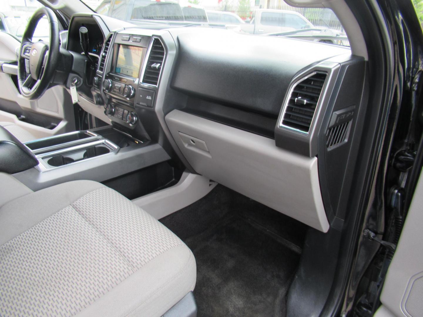 2016 Black /Gray Ford F-150 XLT SuperCrew 6.5-ft. Bed 4WD (1FTEW1EP9GF) with an 2.7L V6 DOHC 24V engine, Automatic transmission, located at 1511 North Shepherd Dr., Houston, TX, 77008, (281) 657-1221, 29.798361, -95.412560 - 2016 FORD F-150 XLT VIN: 1FTEW1EP9GFC82694 1 F T E W 1 E P 9 G F C 8 2 6 9 4 CREW PICKUP 2.7L V6 F DOHC 24V GASOLINE REAR WHEEL DRIVE W/ 4X4 - Photo#15