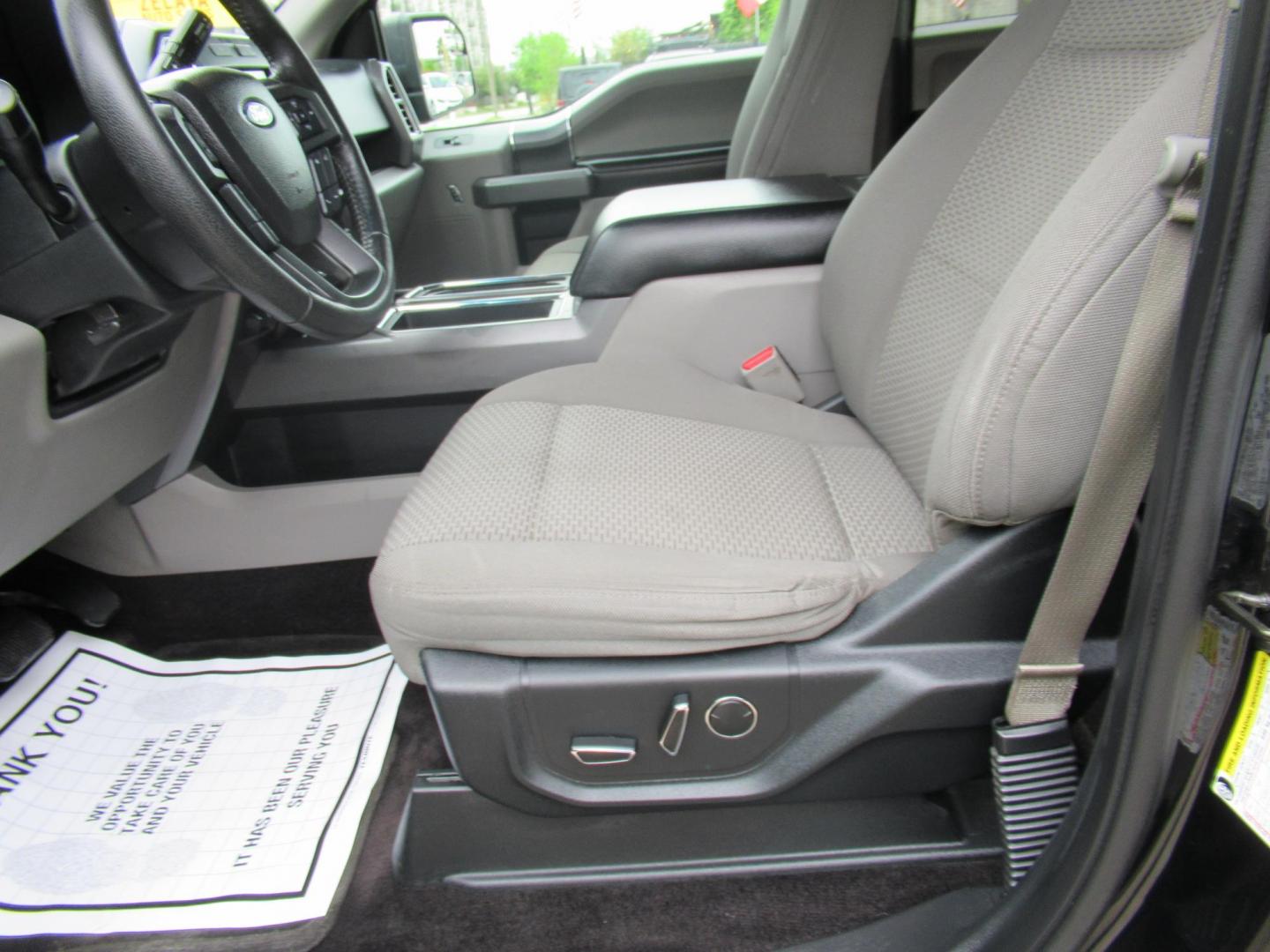 2016 Black /Gray Ford F-150 XLT SuperCrew 6.5-ft. Bed 4WD (1FTEW1EP9GF) with an 2.7L V6 DOHC 24V engine, Automatic transmission, located at 1511 North Shepherd Dr., Houston, TX, 77008, (281) 657-1221, 29.798361, -95.412560 - 2016 FORD F-150 XLT VIN: 1FTEW1EP9GFC82694 1 F T E W 1 E P 9 G F C 8 2 6 9 4 CREW PICKUP 2.7L V6 F DOHC 24V GASOLINE REAR WHEEL DRIVE W/ 4X4 - Photo#4
