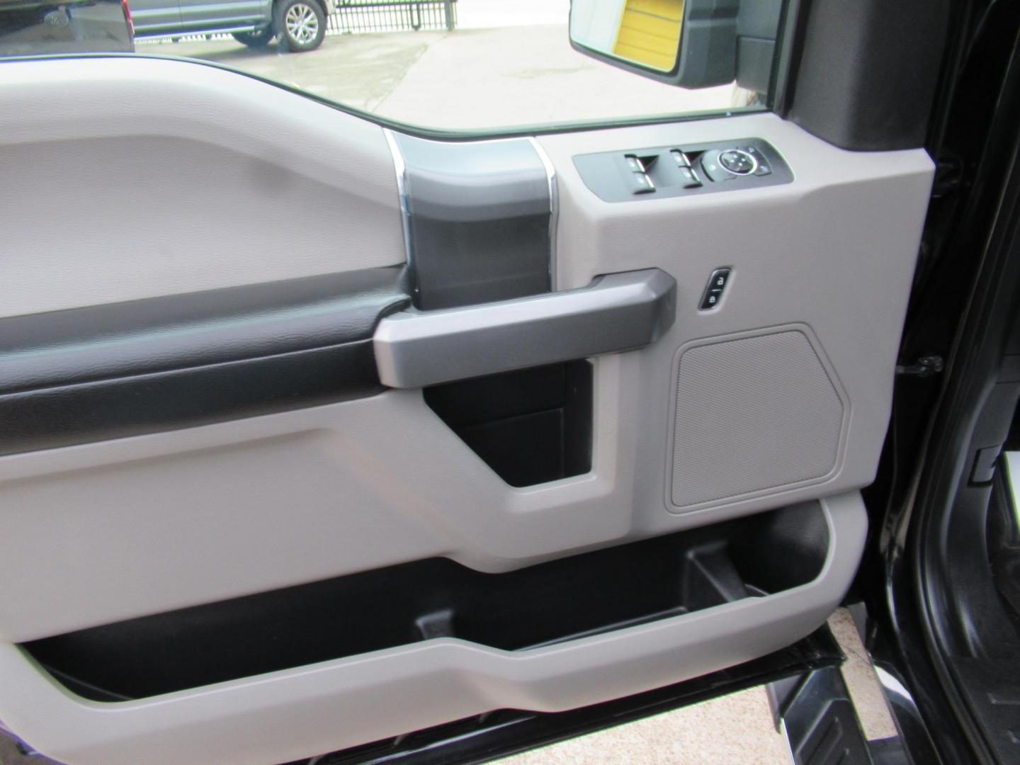 2016 Black /Gray Ford F-150 XLT SuperCrew 6.5-ft. Bed 4WD (1FTEW1EP9GF) with an 2.7L V6 DOHC 24V engine, Automatic transmission, located at 1511 North Shepherd Dr., Houston, TX, 77008, (281) 657-1221, 29.798361, -95.412560 - 2016 FORD F-150 XLT VIN: 1FTEW1EP9GFC82694 1 F T E W 1 E P 9 G F C 8 2 6 9 4 CREW PICKUP 2.7L V6 F DOHC 24V GASOLINE REAR WHEEL DRIVE W/ 4X4 - Photo#5