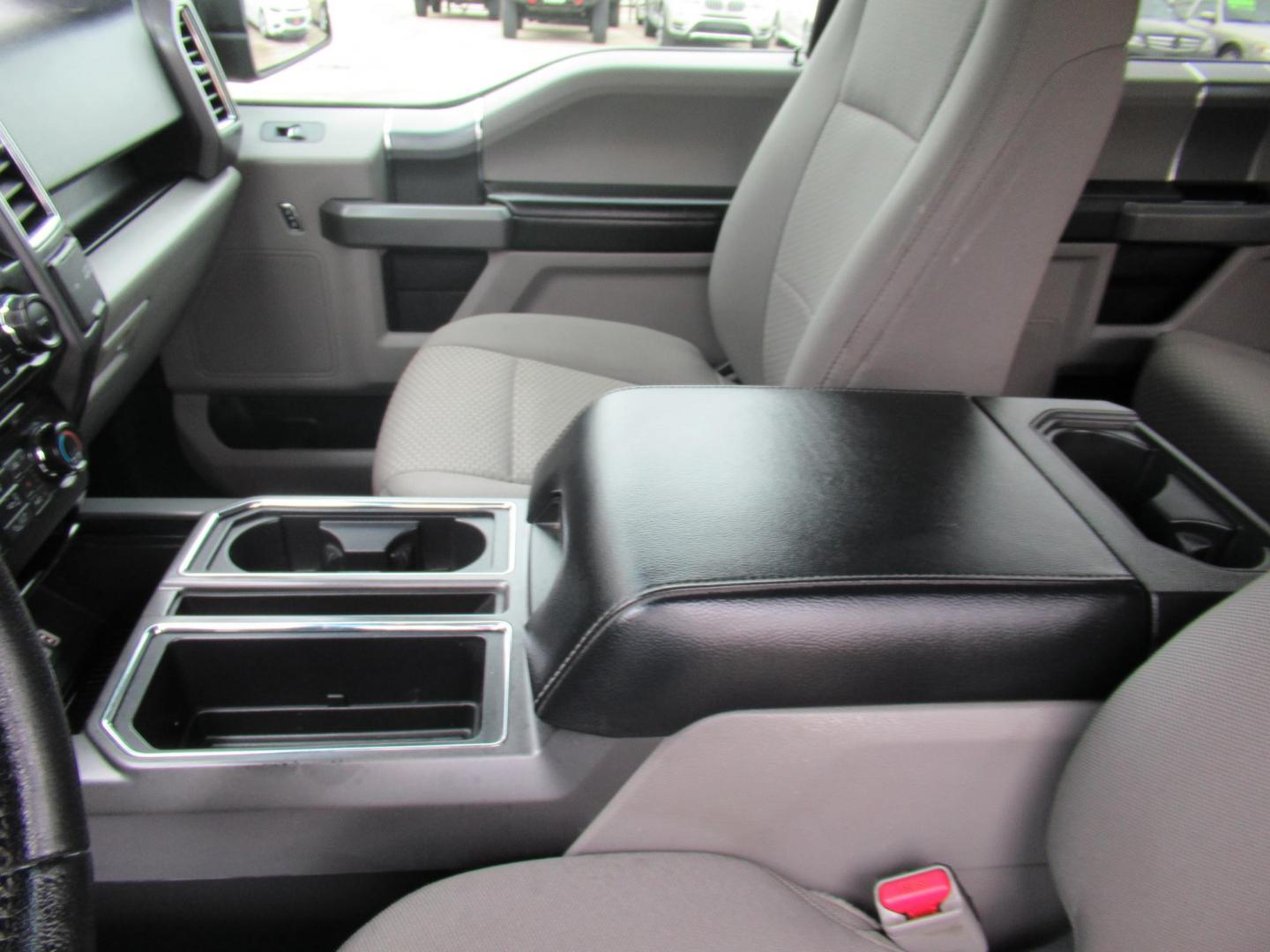 2016 Black /Gray Ford F-150 XLT SuperCrew 6.5-ft. Bed 4WD (1FTEW1EP9GF) with an 2.7L V6 DOHC 24V engine, Automatic transmission, located at 1511 North Shepherd Dr., Houston, TX, 77008, (281) 657-1221, 29.798361, -95.412560 - 2016 FORD F-150 XLT VIN: 1FTEW1EP9GFC82694 1 F T E W 1 E P 9 G F C 8 2 6 9 4 CREW PICKUP 2.7L V6 F DOHC 24V GASOLINE REAR WHEEL DRIVE W/ 4X4 - Photo#6